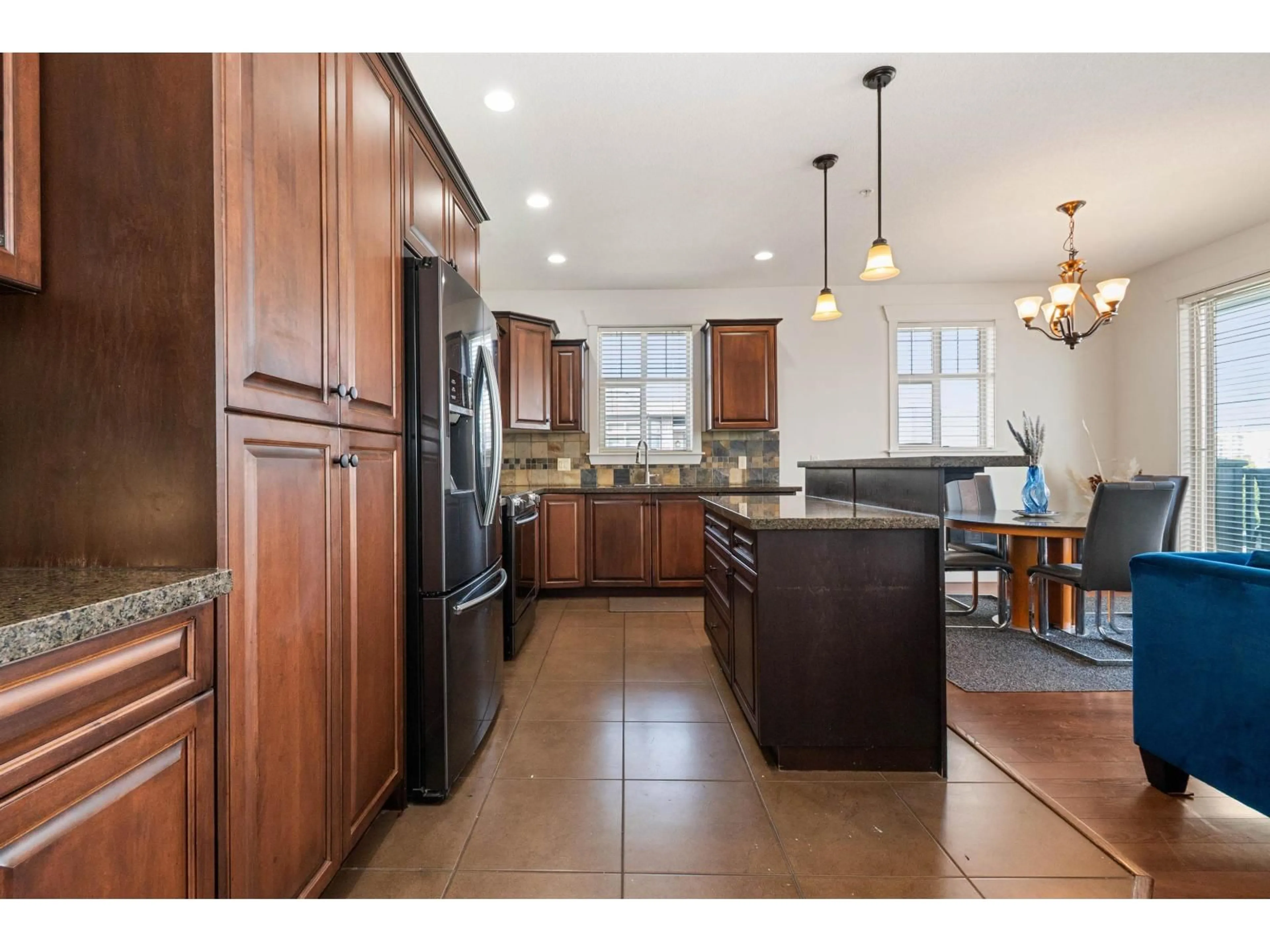 Open concept kitchen, ceramic/tile floor for 401 - 45893 CHESTERFIELD AVENUE, Chilliwack British Columbia V2P1M5