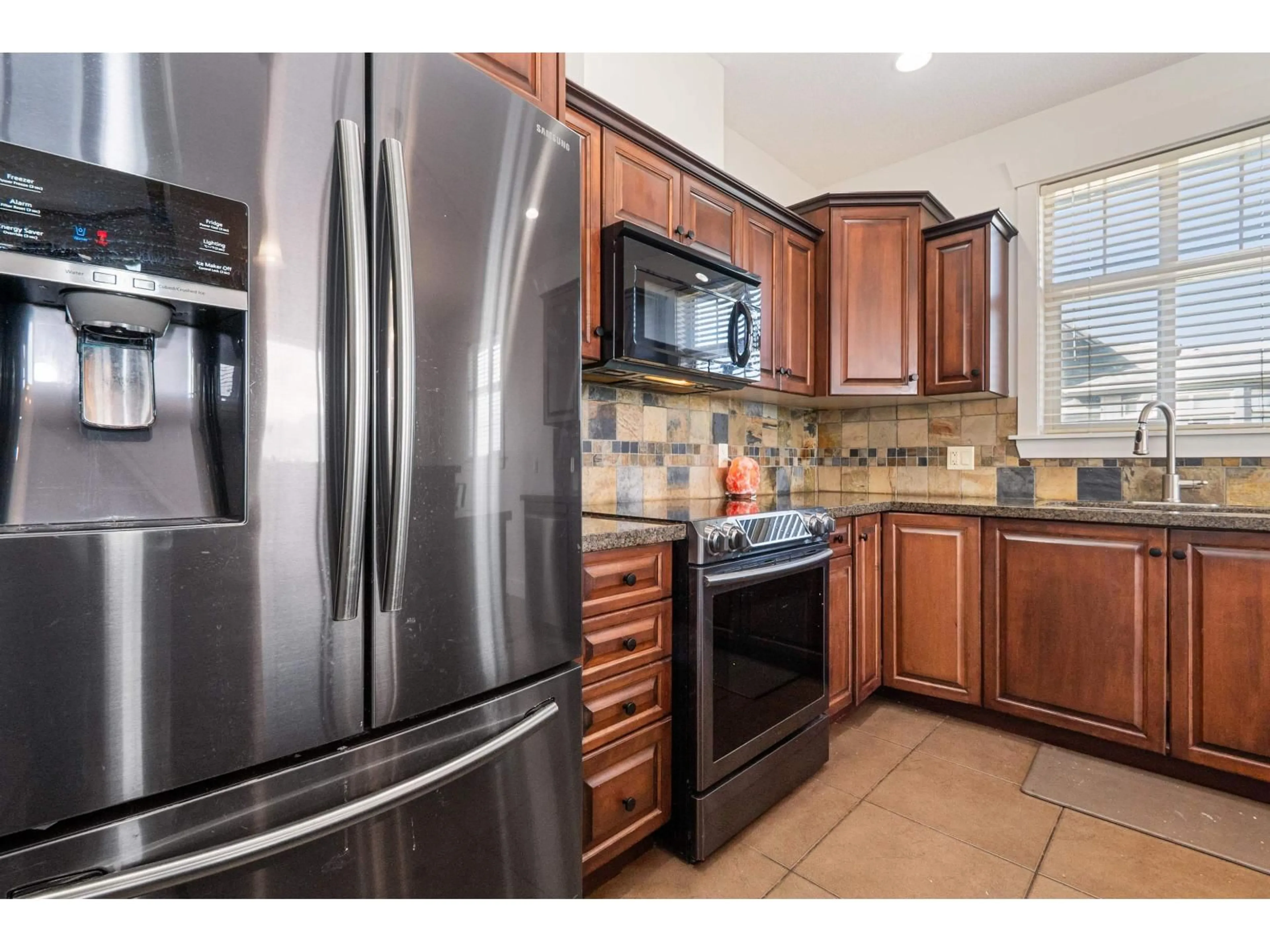 Standard kitchen, ceramic/tile floor for 401 - 45893 CHESTERFIELD AVENUE, Chilliwack British Columbia V2P1M5