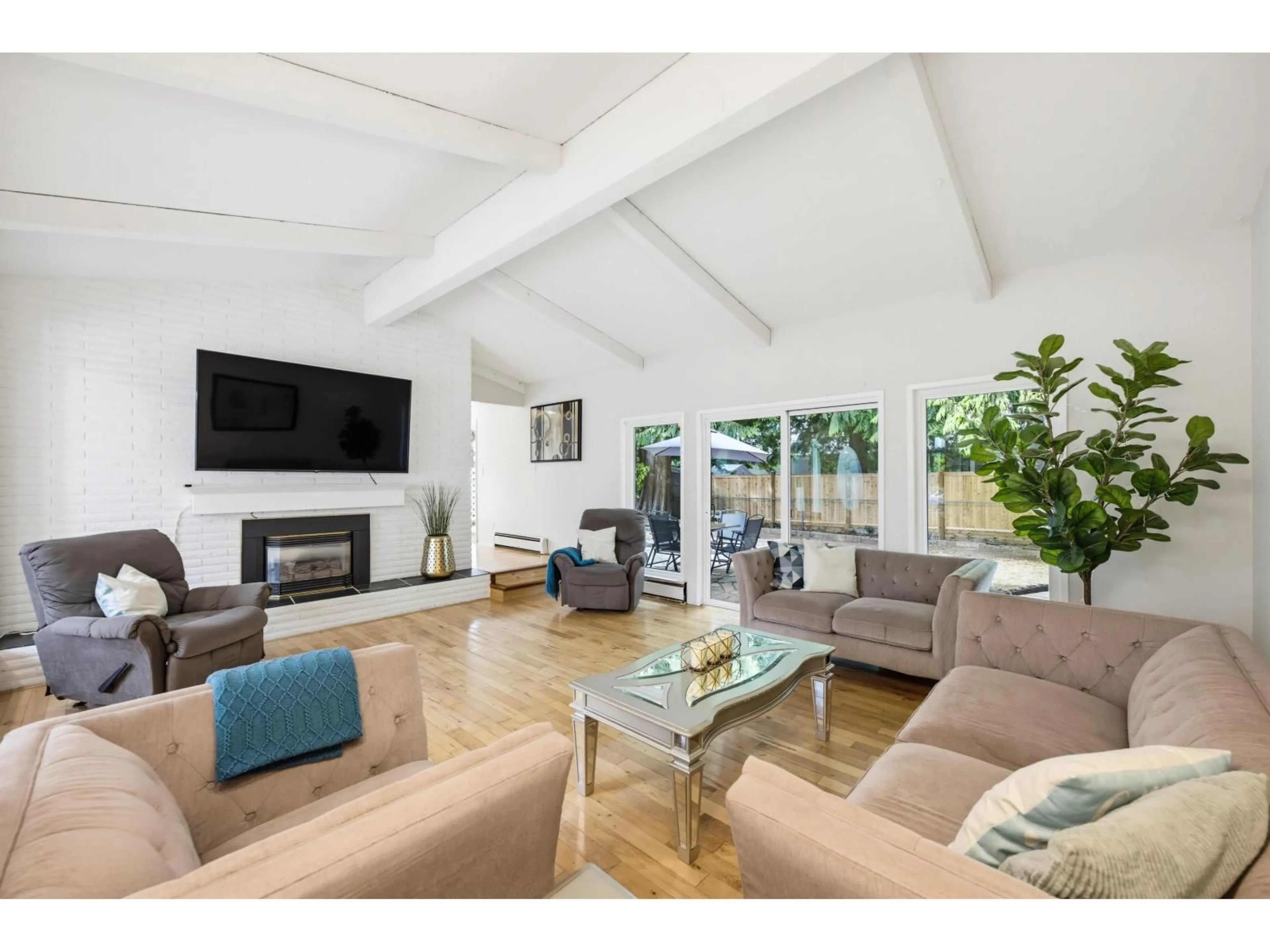 Living room with furniture, wood/laminate floor for 20461 46TH AVENUE, Langley British Columbia V3A3H7