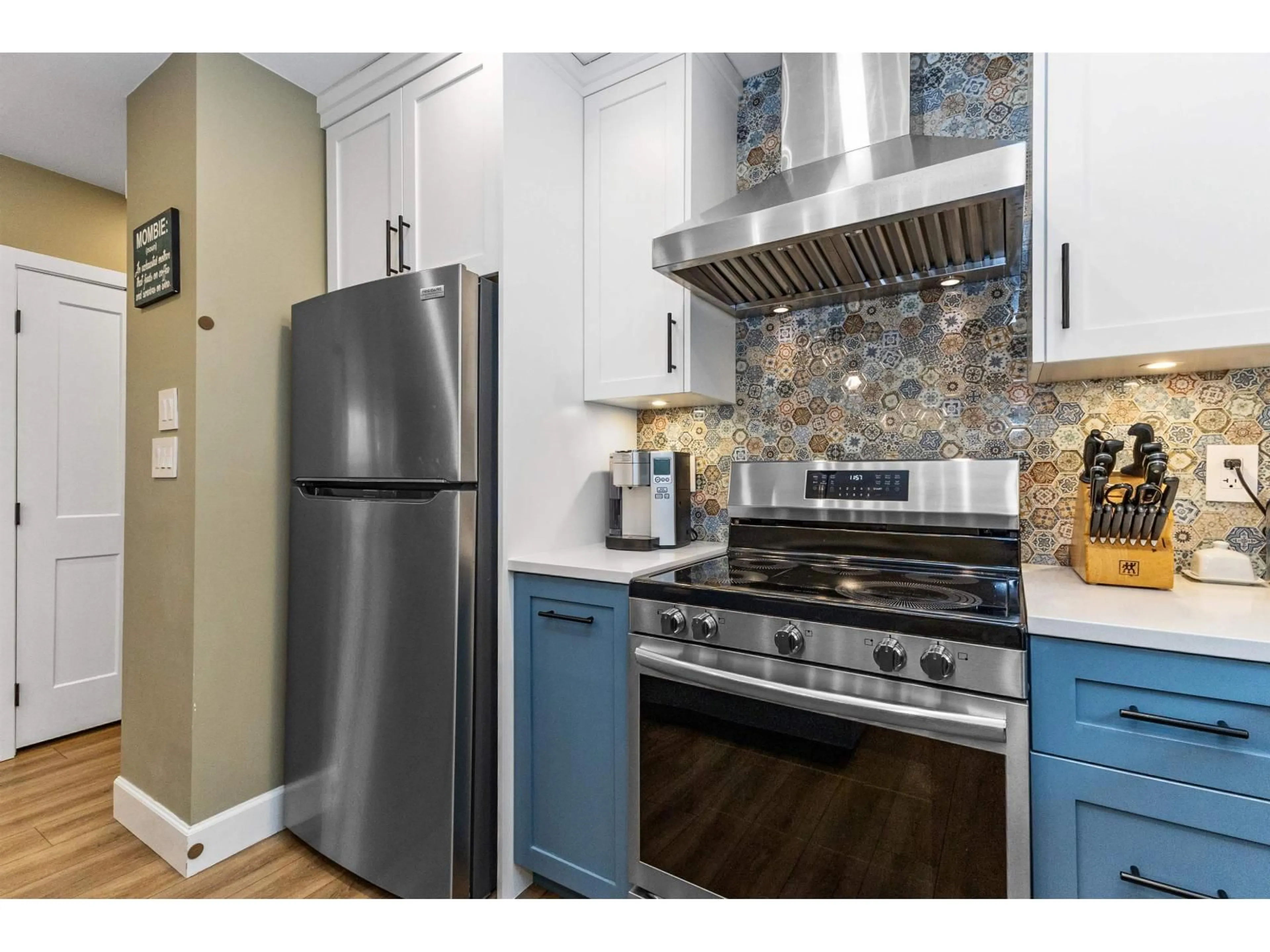 Open concept kitchen, ceramic/tile floor for 26824 ALDER DRIVE, Langley British Columbia V4W3G9