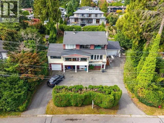 787 ROSLYN BOULEVARD, North Vancouver 3