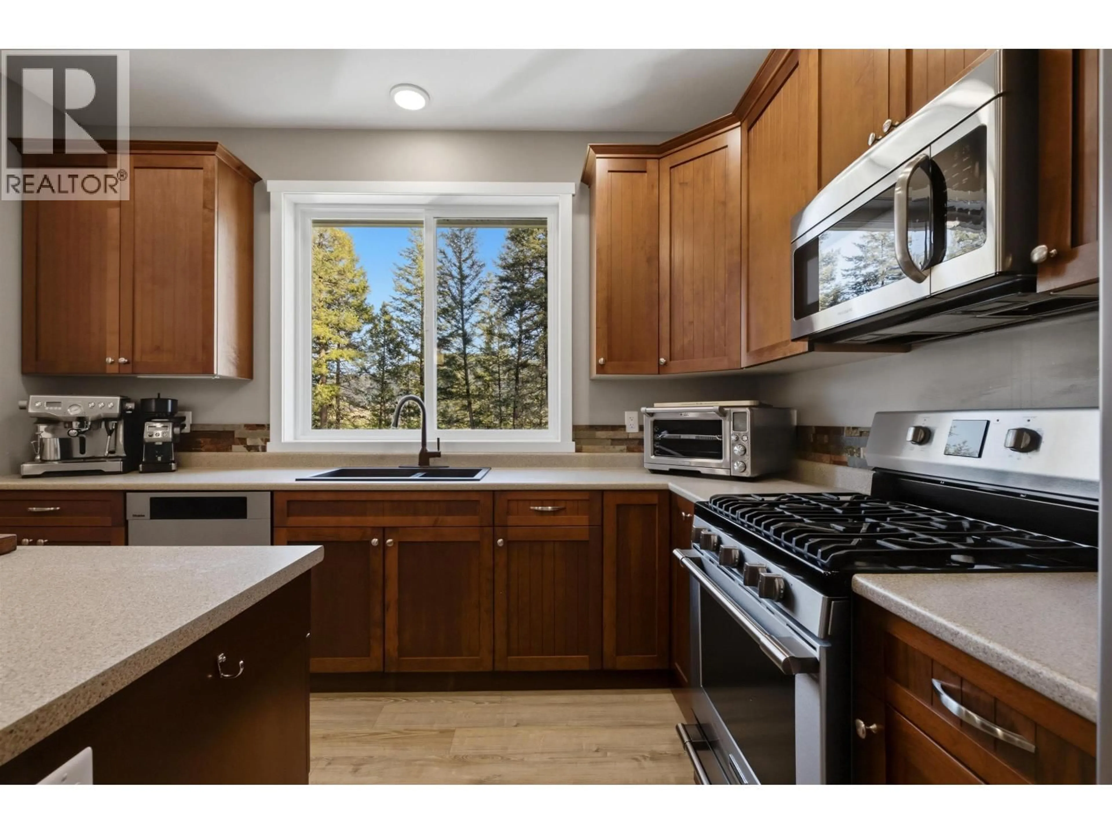 Standard kitchen, ceramic/tile floor for 2050 LAKESIDE DRIVE, Williams Lake British Columbia V2G5H4