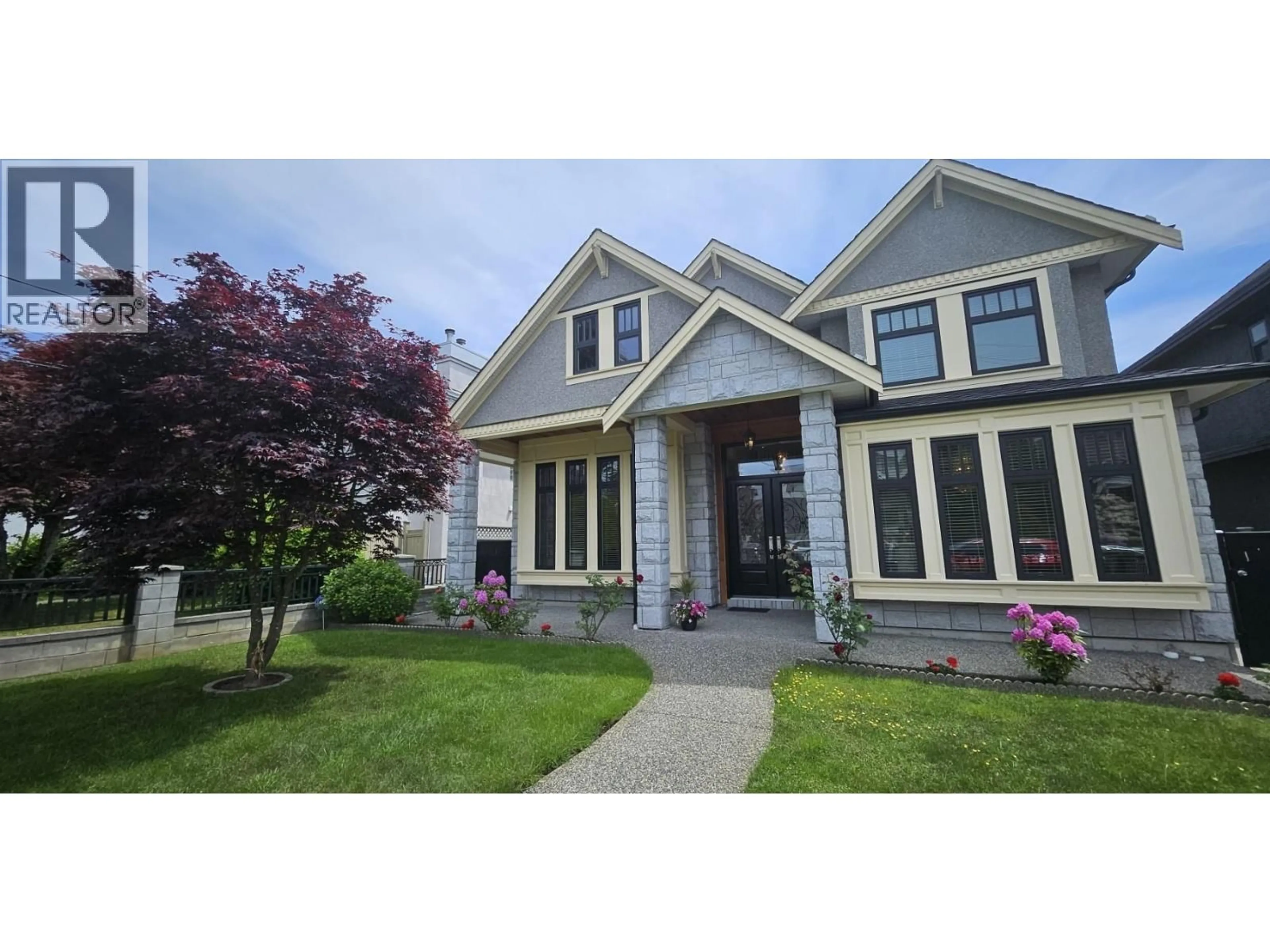 Home with vinyl exterior material, street for 1010 EDINBURGH STREET, New Westminster British Columbia V3M2V5