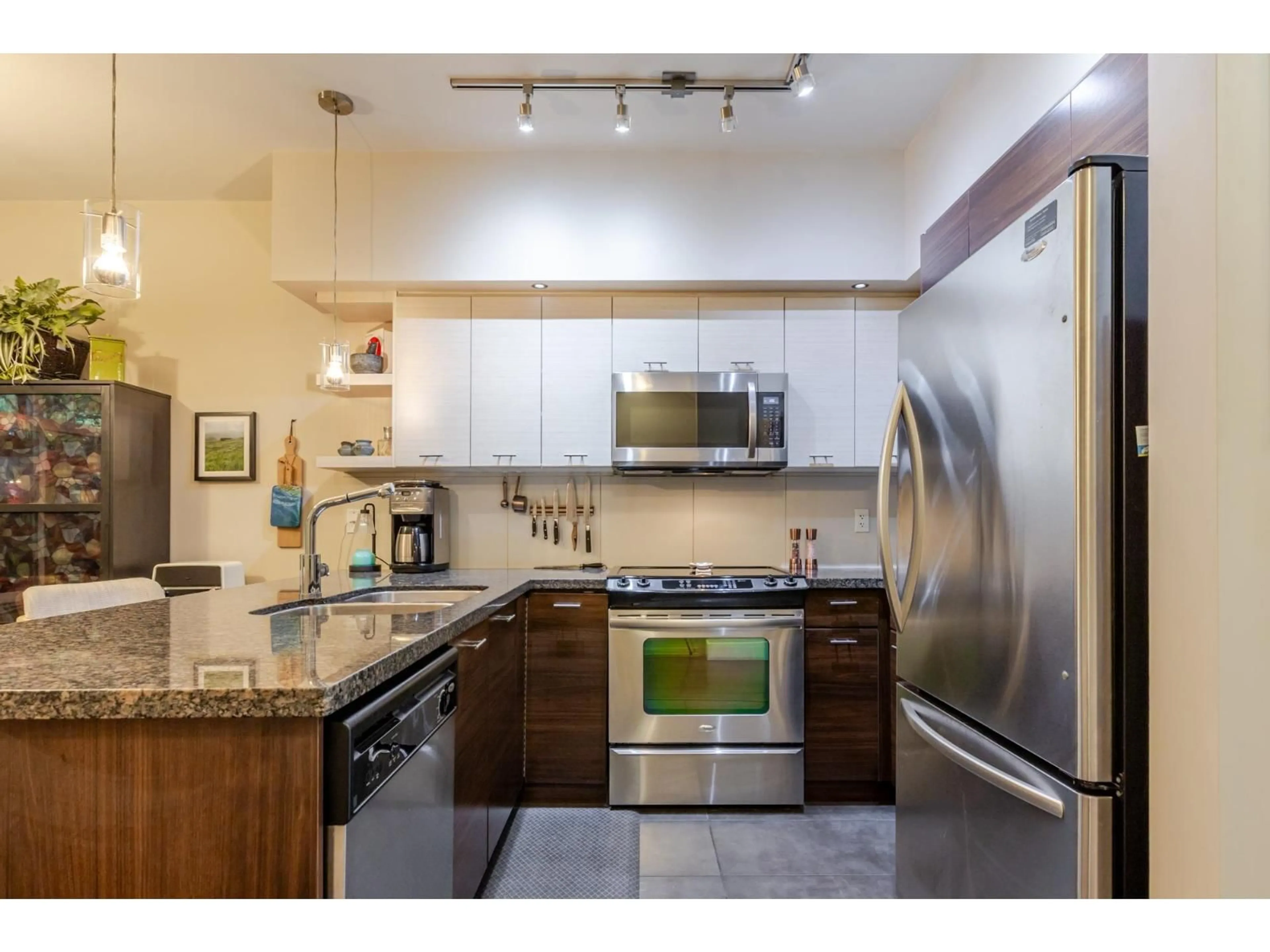 Standard kitchen, ceramic/tile floor for 33 - 6299 144 STREET, Surrey British Columbia V3X1A2