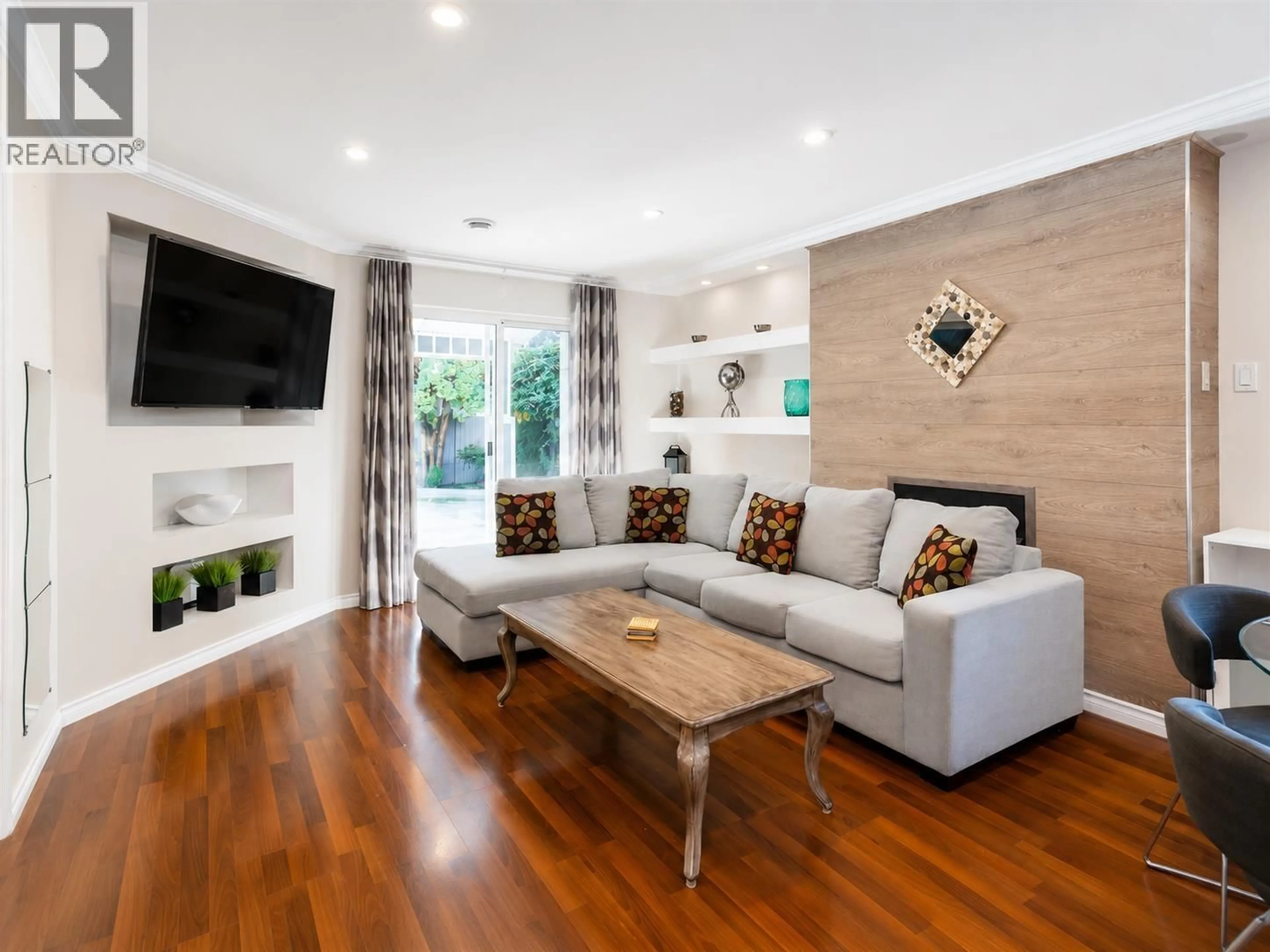 Living room with furniture, wood/laminate floor for 3147 FREY PLACE, Port Coquitlam British Columbia V3B5X3