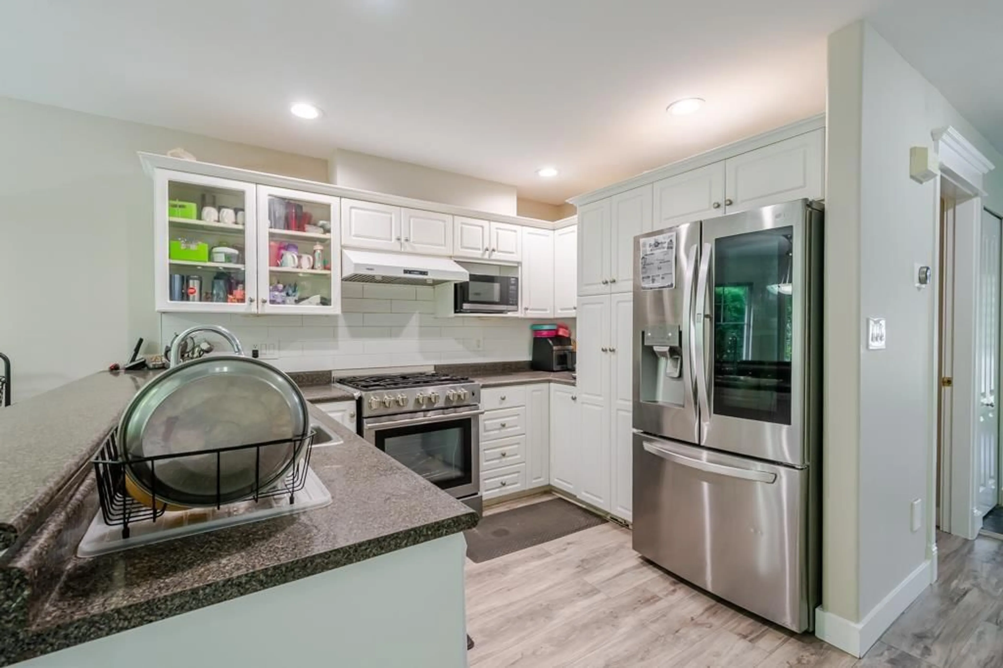 Open concept kitchen, ceramic/tile floor for 34 - 30857 SANDPIPER DRIVE, Abbotsford British Columbia V2T6X3