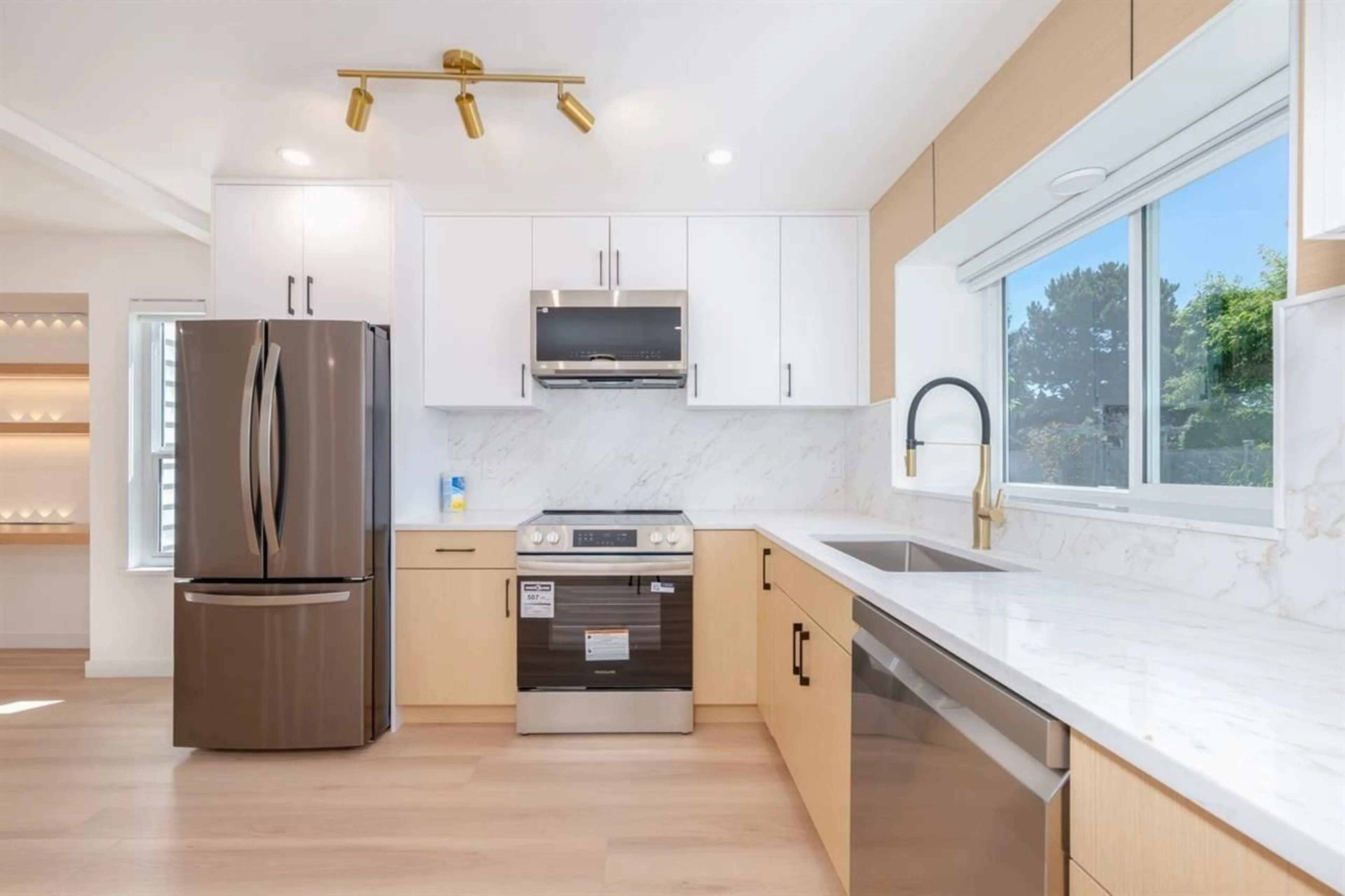 Open concept kitchen, wood/laminate floor for 15092 19A AVENUE, Surrey British Columbia V4A7G8