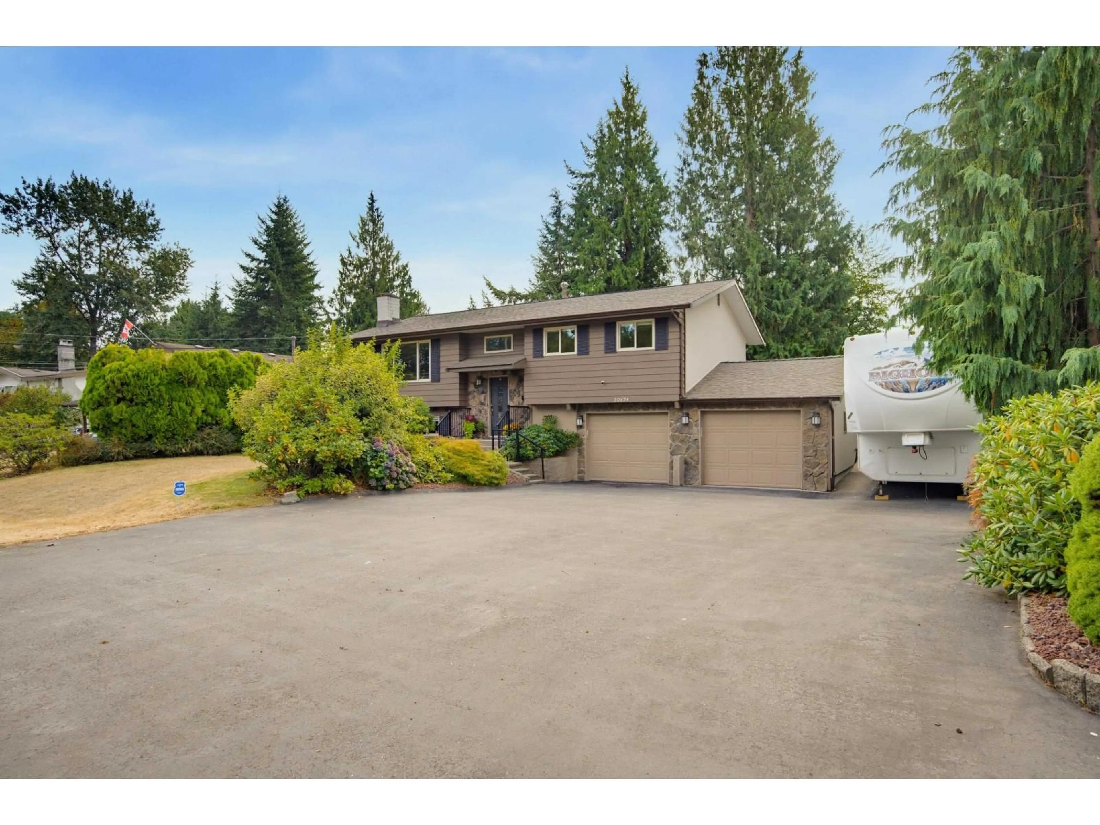 A pic from outside/outdoor area/front of a property/back of a property/a pic from drone, unknown for 20424 43A AVENUE, Langley British Columbia V3A3C8