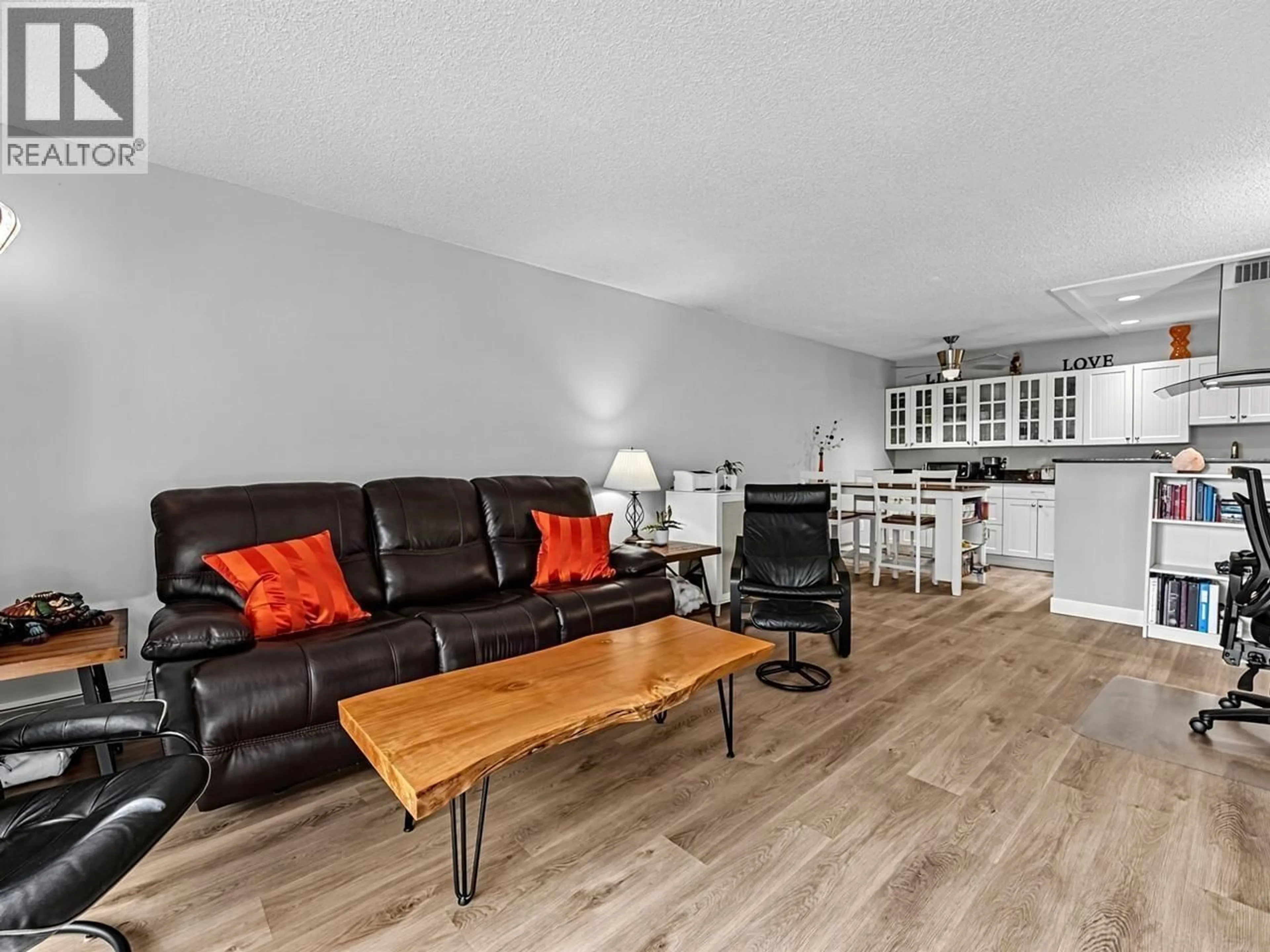 Living room with furniture, wood/laminate floor for 102 - 410 AGNES STREET, New Westminster British Columbia V3L1G1