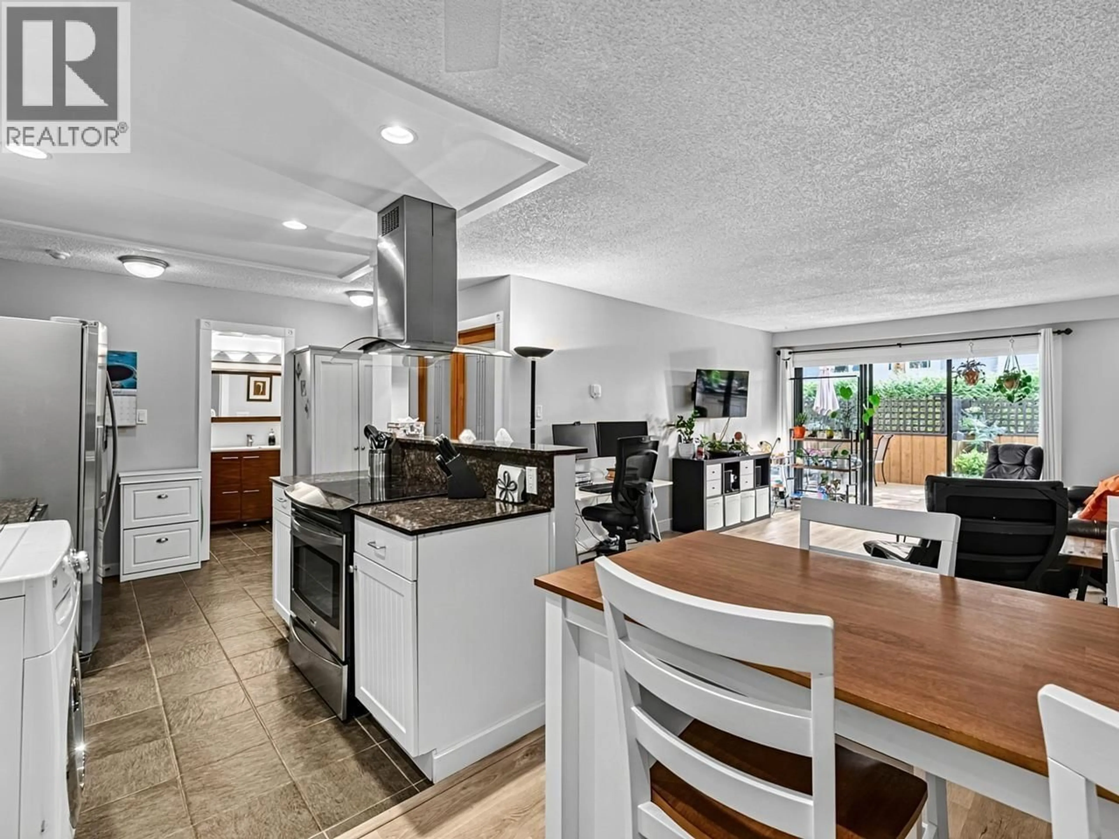 Open concept kitchen, ceramic/tile floor for 102 - 410 AGNES STREET, New Westminster British Columbia V3L1G1