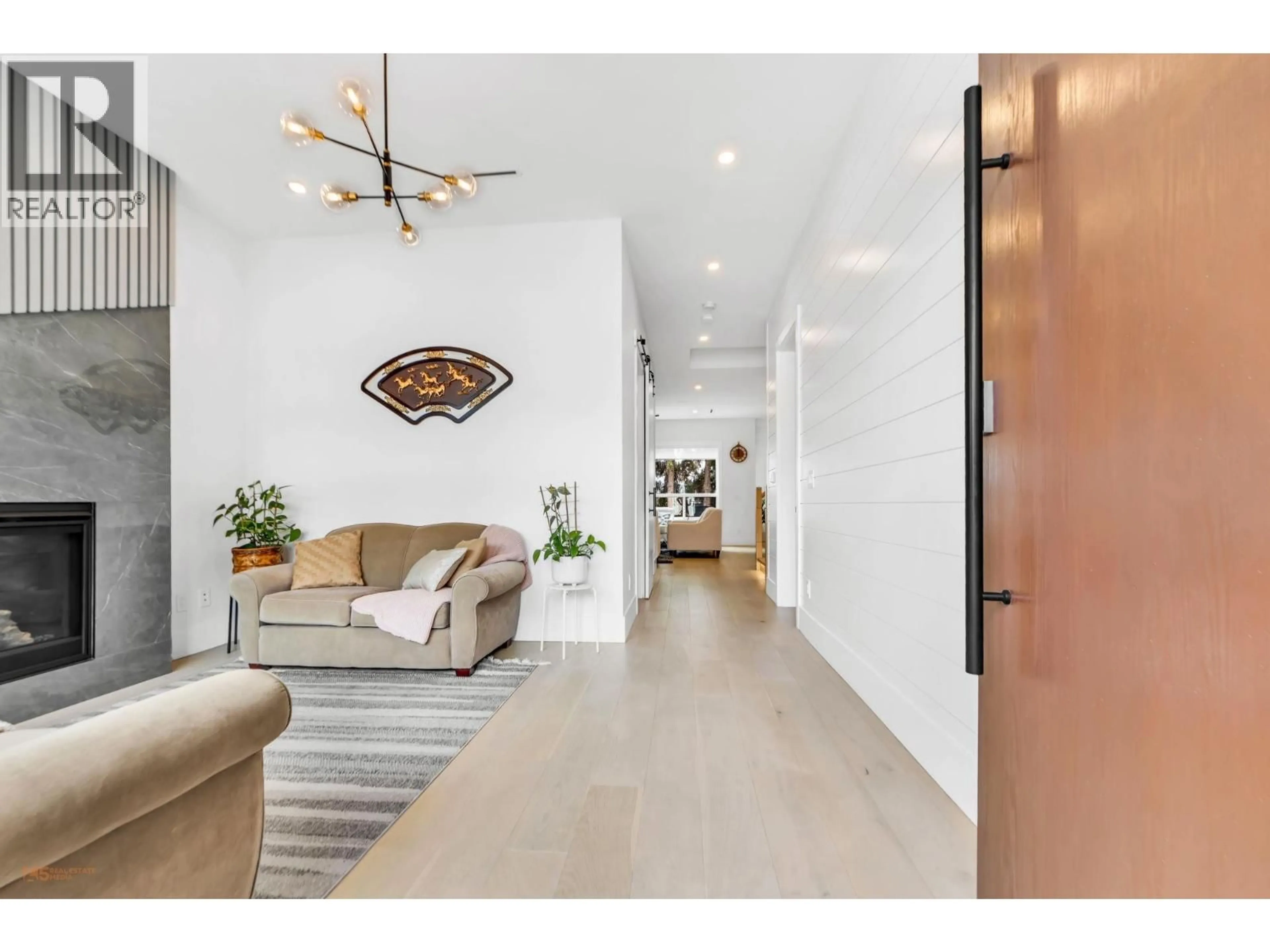Indoor foyer for 278 56 STREET, Delta British Columbia V4L1Z2