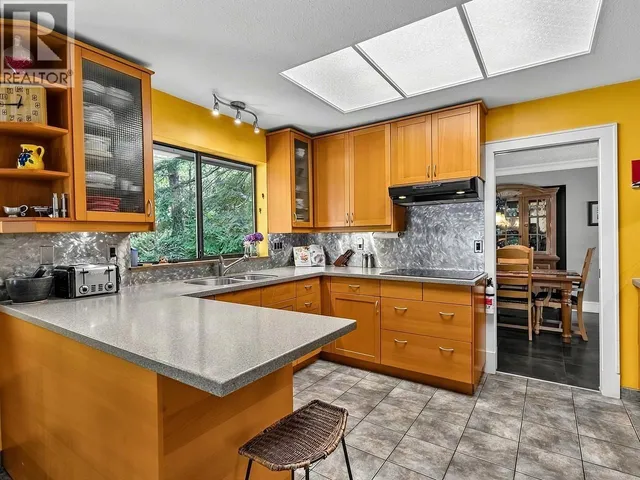 8568 BEDORA PLACE, West Vancouver 5