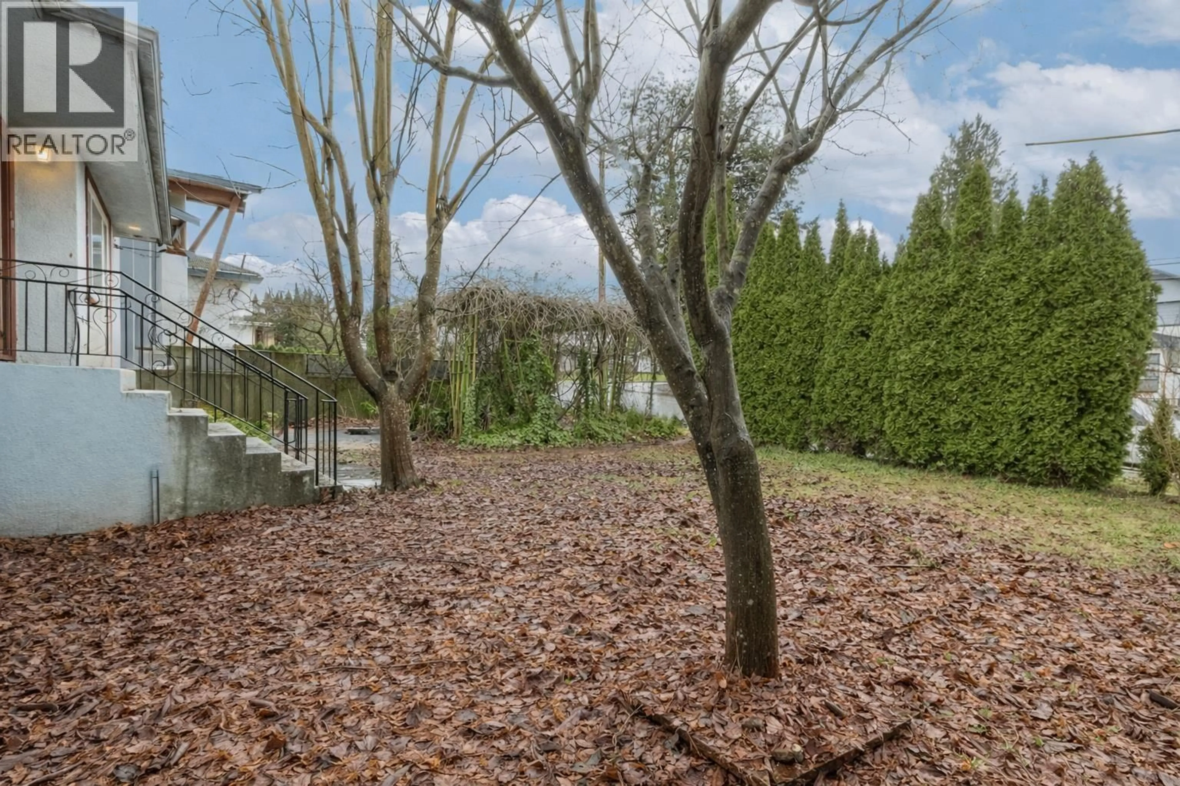 Patio, forest/trees view for 4856 SMITH AVENUE, Burnaby British Columbia V5G2W4