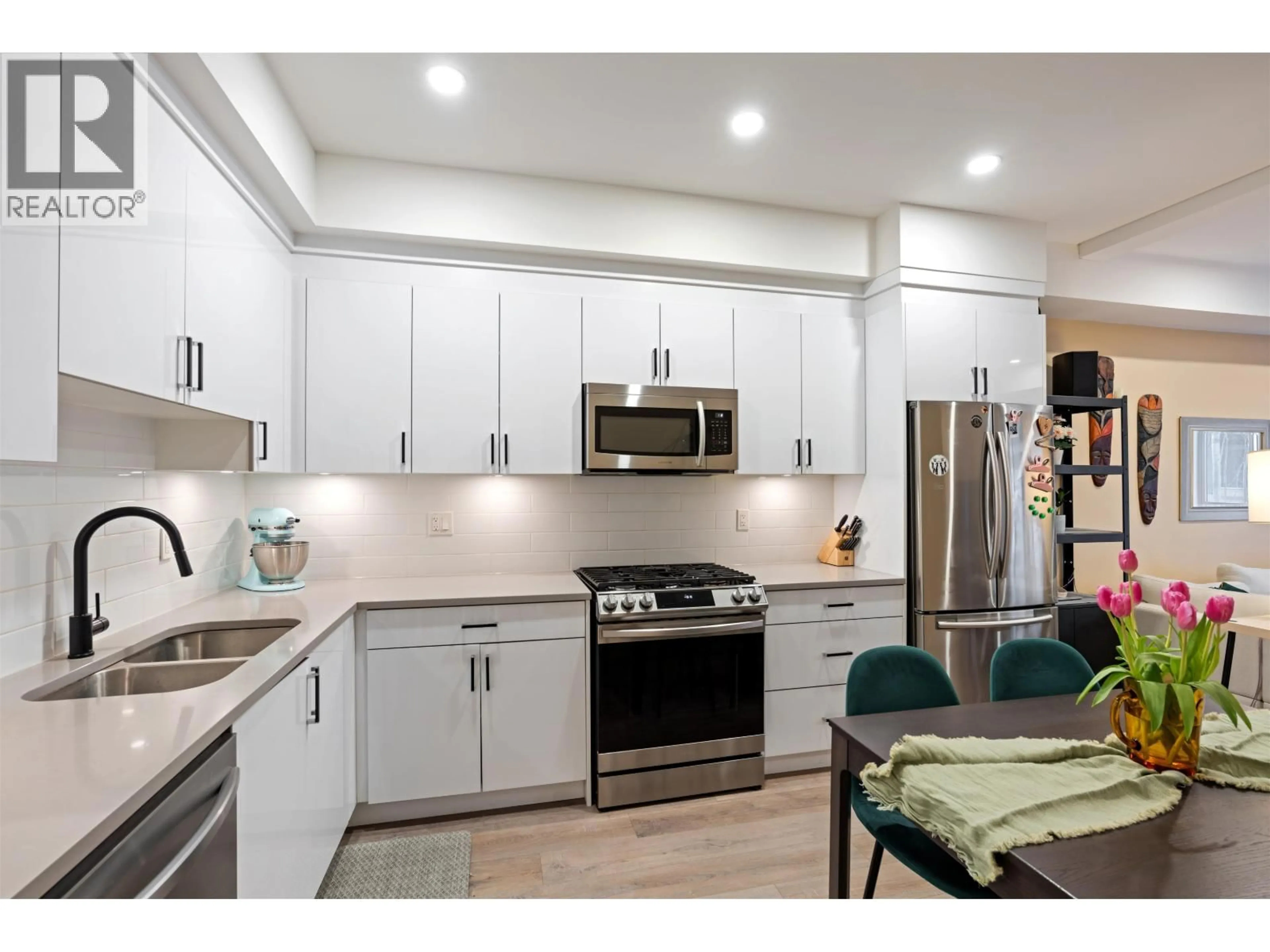 Open concept kitchen, unknown for 213 - 37808 THIRD AVENUE, Squamish British Columbia V8B1B9