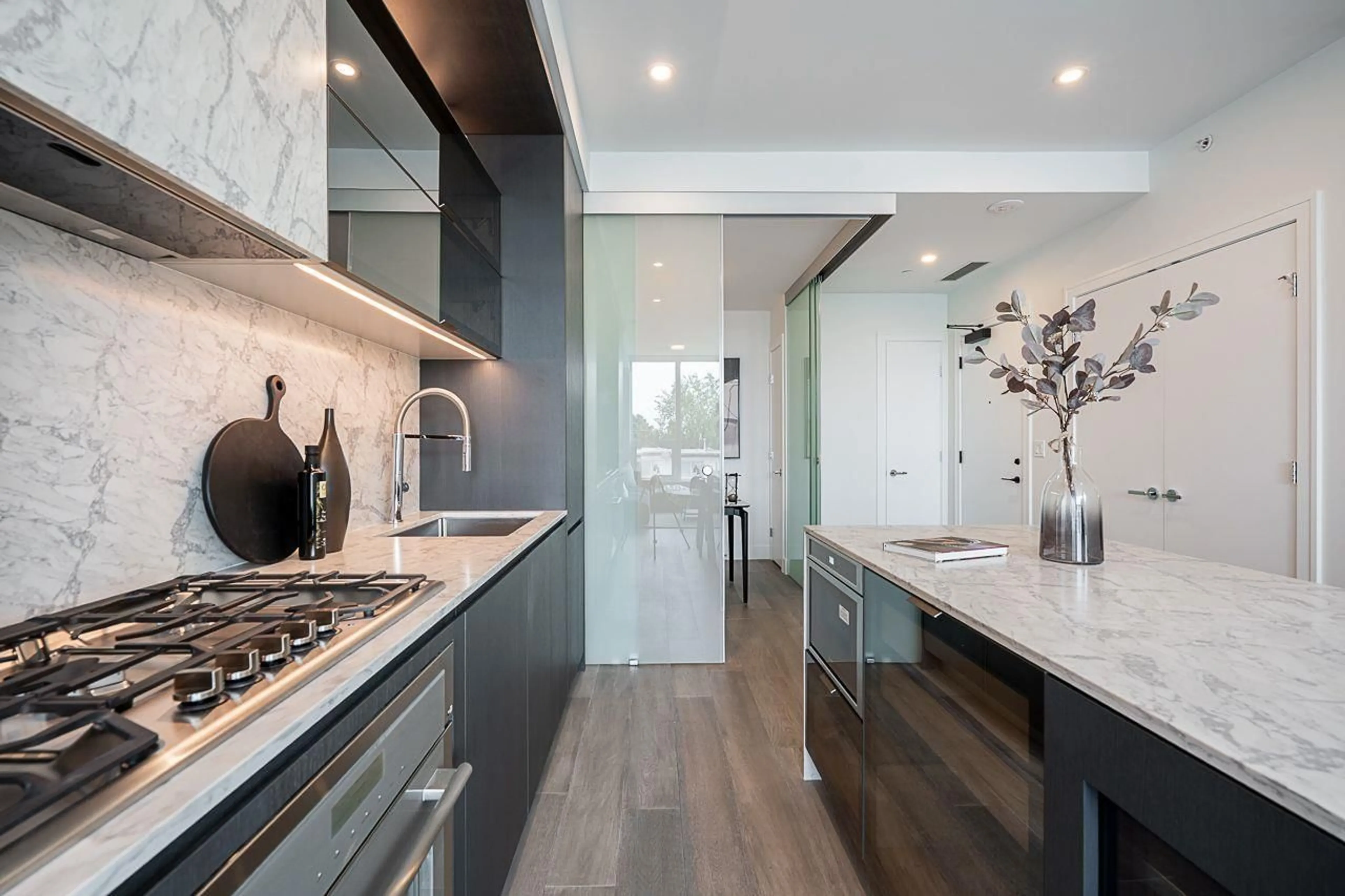 Contemporary kitchen, ceramic/tile floor for 317 - 1342 JOHNSTON ROAD, White Rock British Columbia V4B0C7