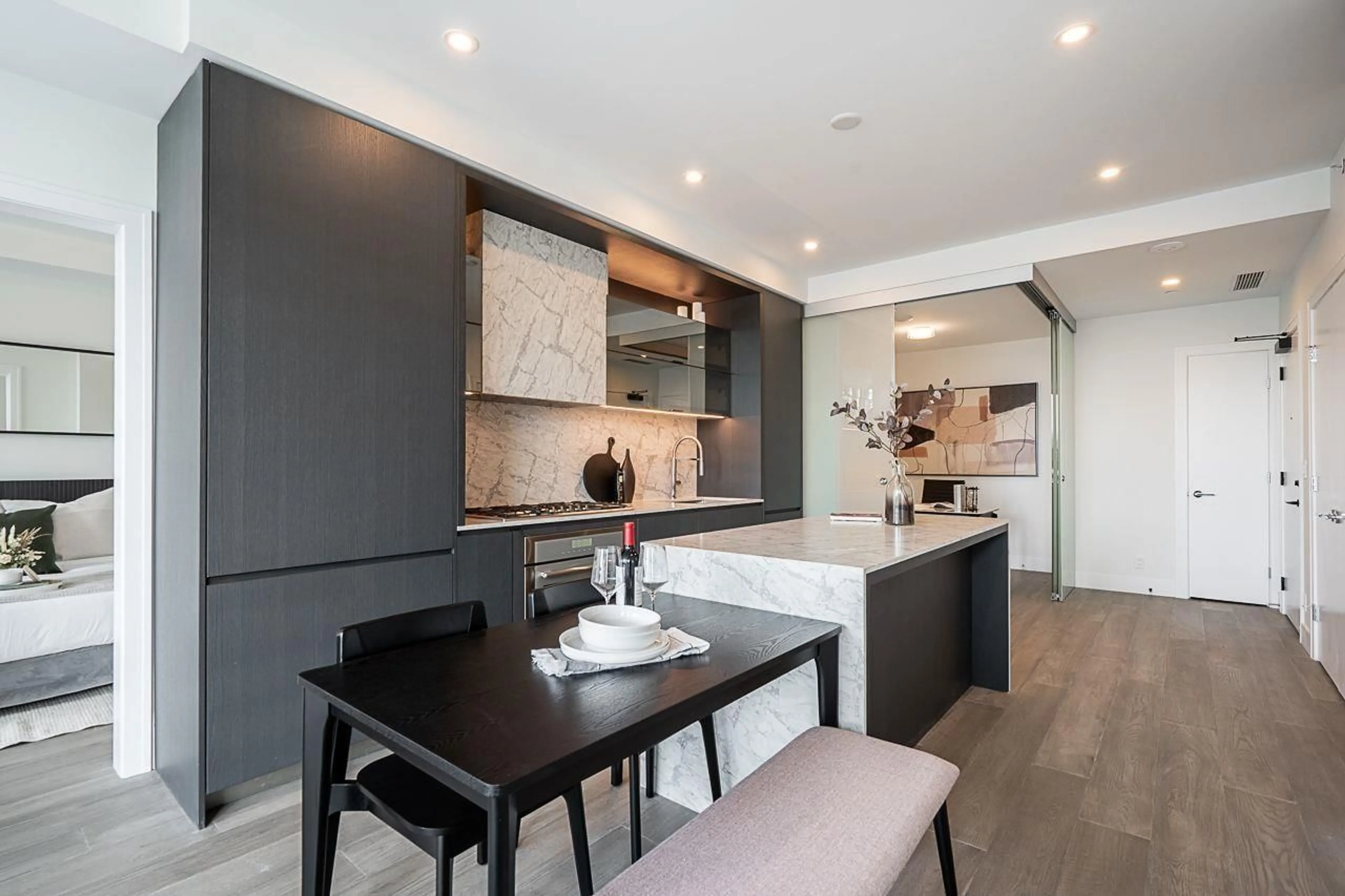 Contemporary kitchen, unknown for 317 - 1342 JOHNSTON ROAD, White Rock British Columbia V4B0C7