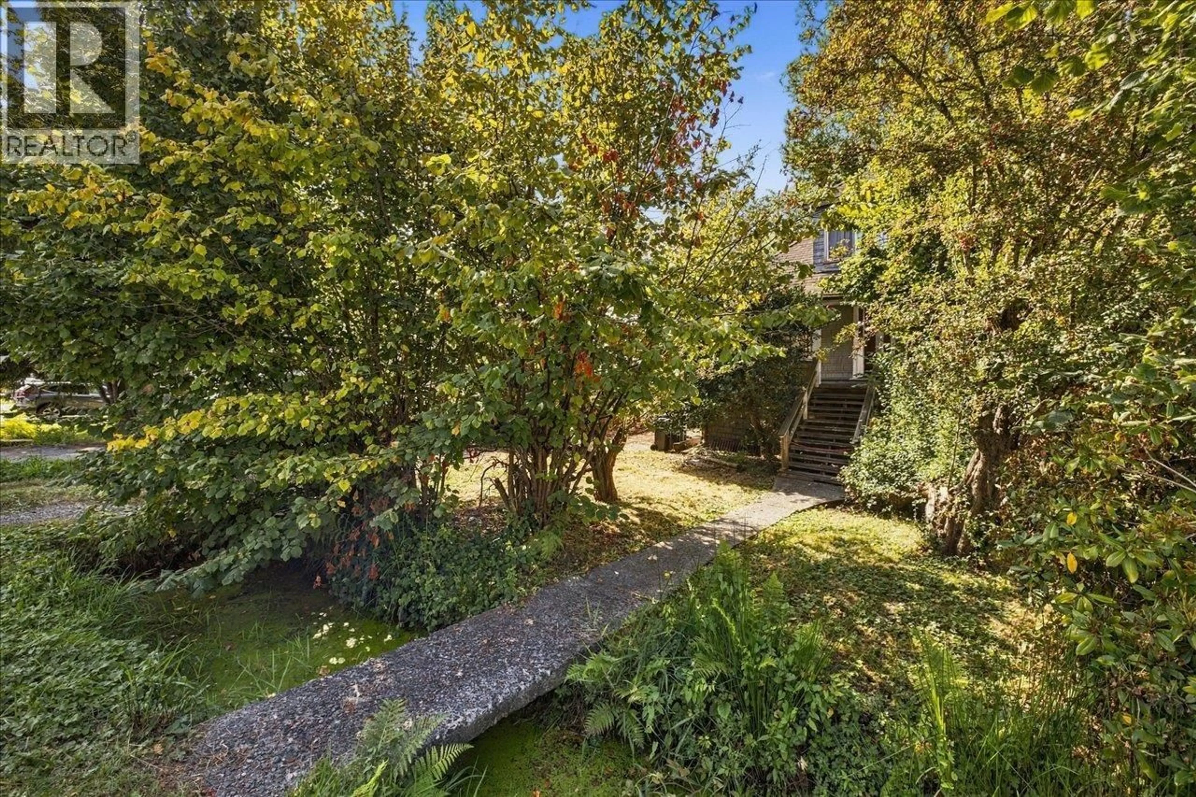 A pic from outside/outdoor area/front of a property/back of a property/a pic from drone, forest/trees view for 242 BOYNE STREET, New Westminster British Columbia V3M5J8