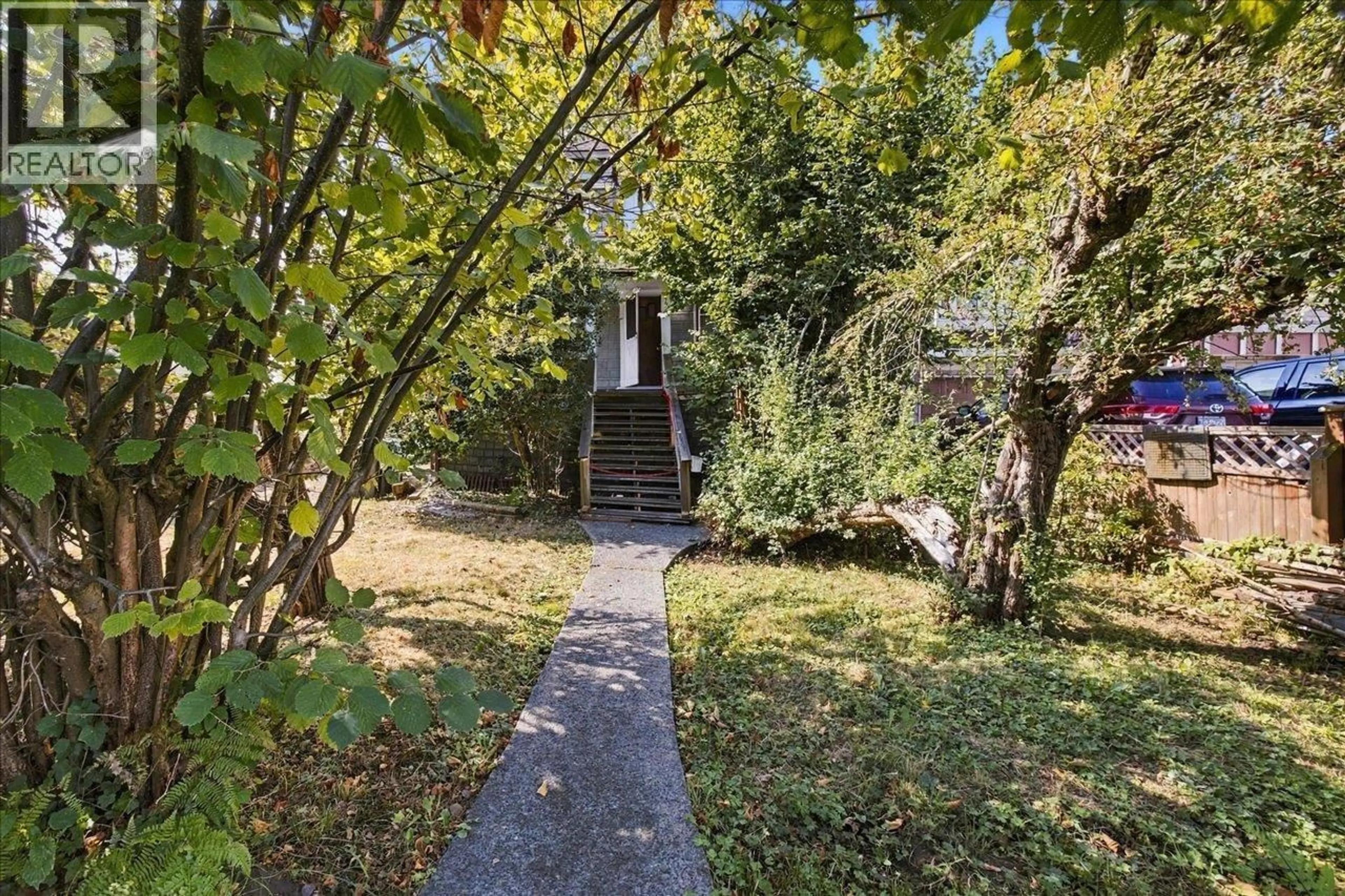 A pic from outside/outdoor area/front of a property/back of a property/a pic from drone, street for 242 BOYNE STREET, New Westminster British Columbia V3M5J8