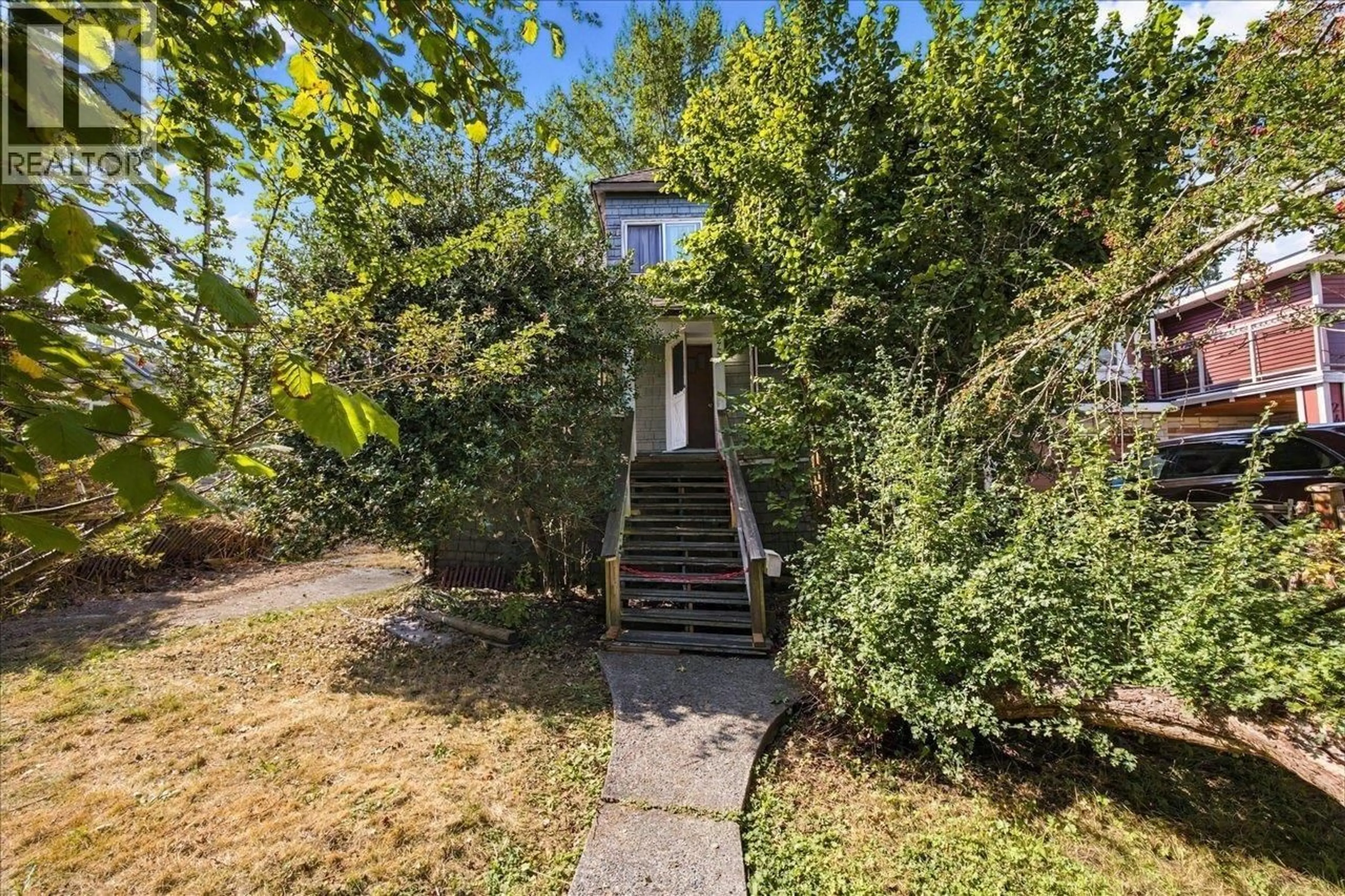A pic from outside/outdoor area/front of a property/back of a property/a pic from drone, street for 242 BOYNE STREET, New Westminster British Columbia V3M5J8