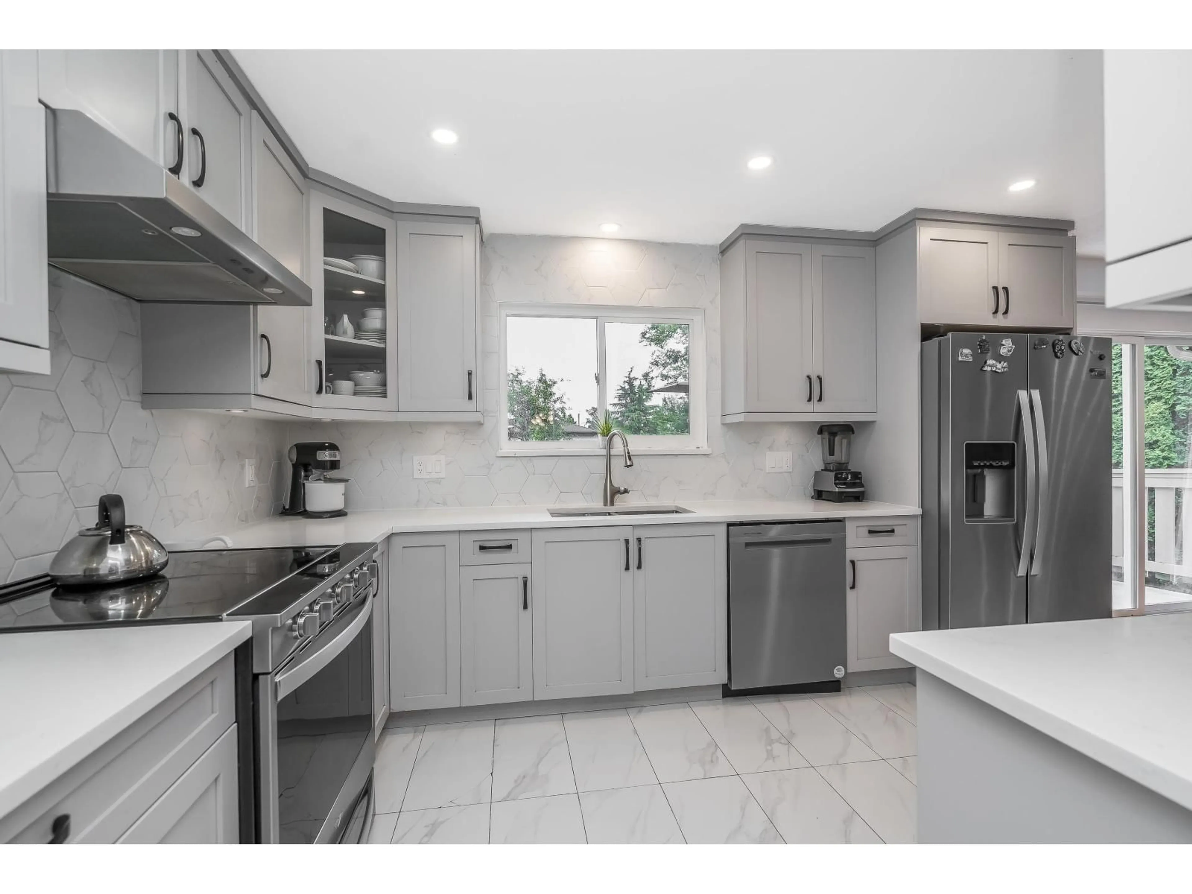 Open concept kitchen, ceramic/tile floor for 1728 156 STREET, Surrey British Columbia V4A4T1