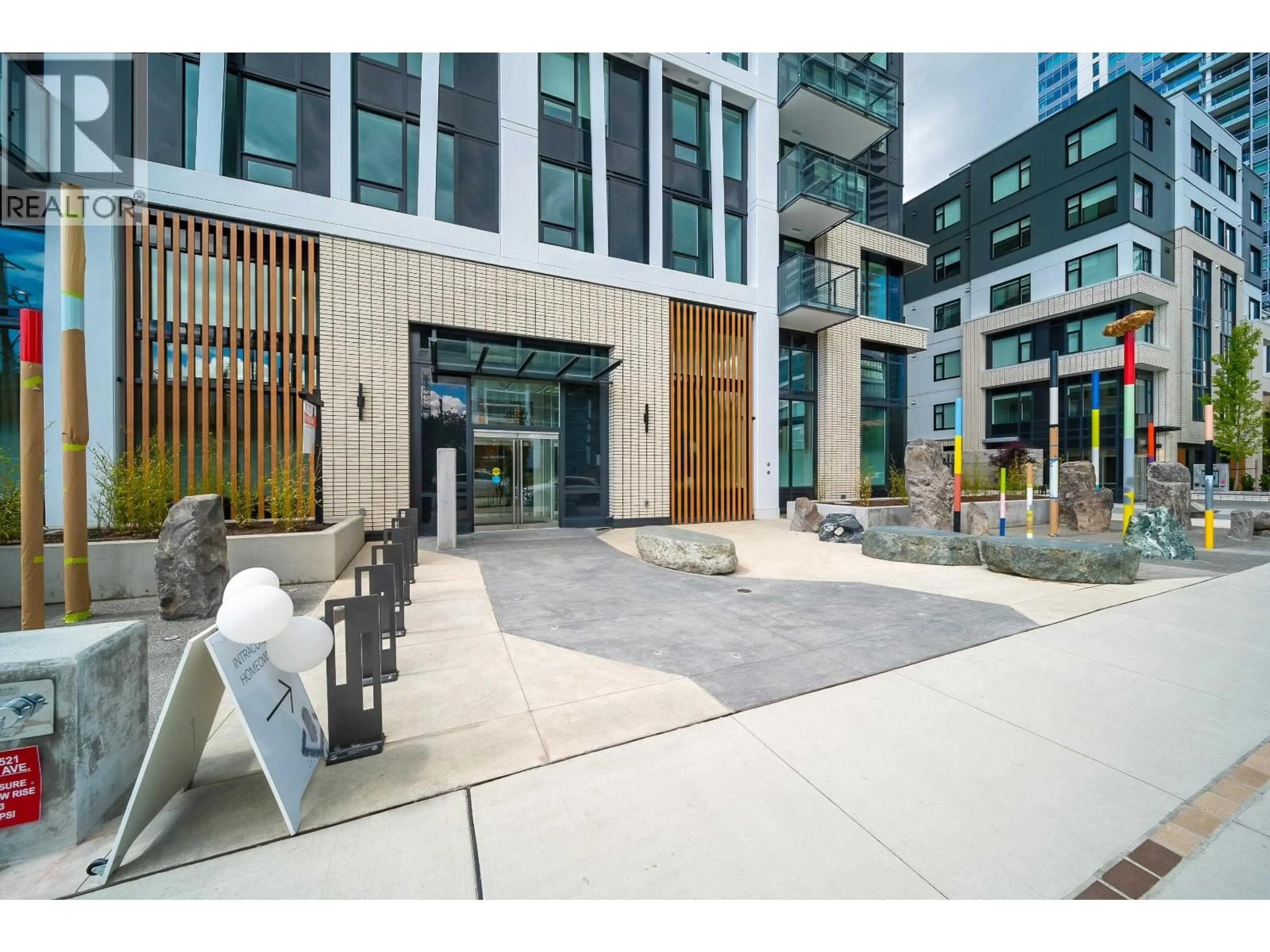Indoor foyer for 207 - 6537 TELFORD AVENUE, Burnaby British Columbia V5H0K9