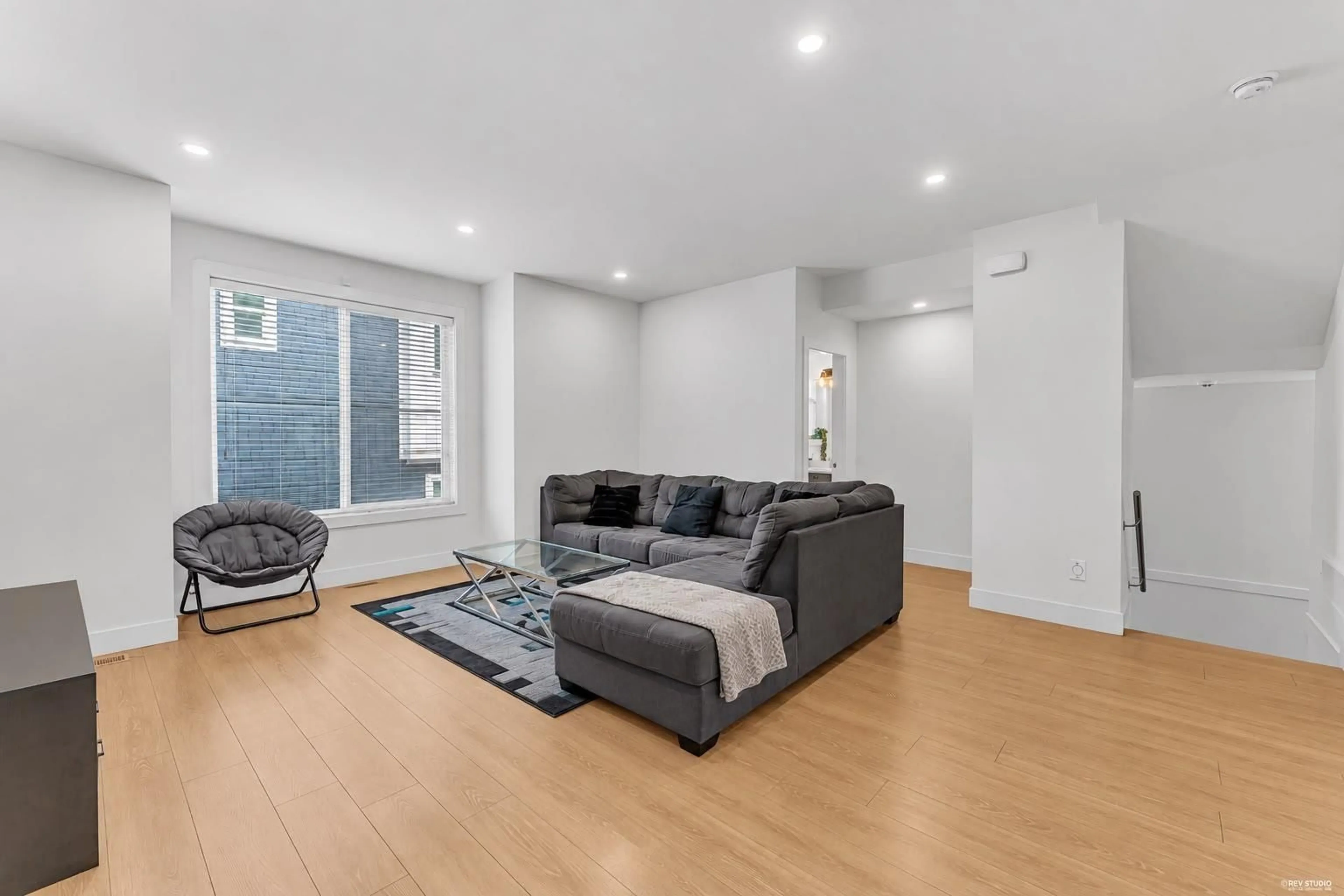 Living room with furniture, unknown for 32 - 14355 62 AVENUE, Surrey British Columbia V3X0K6