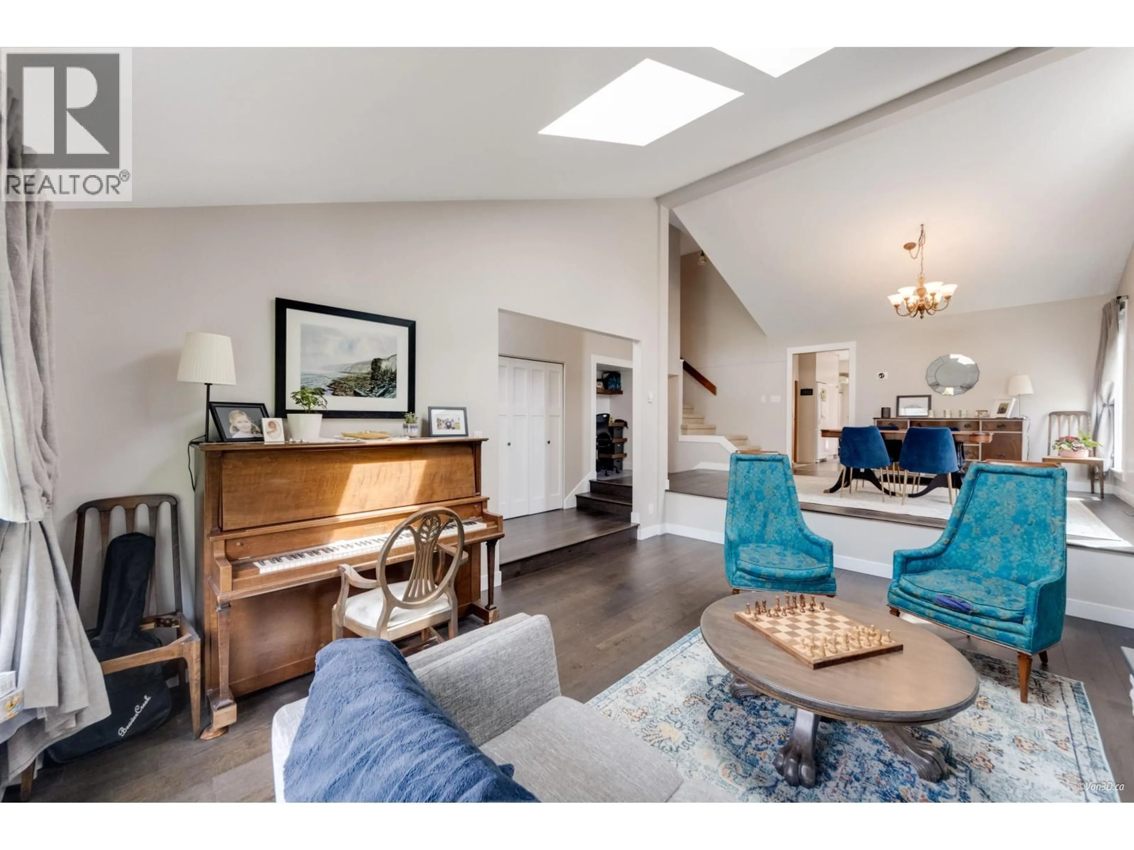 Living room with furniture, wood/laminate floor for 38582 WESTWAY AVENUE, Squamish British Columbia V8B0L6