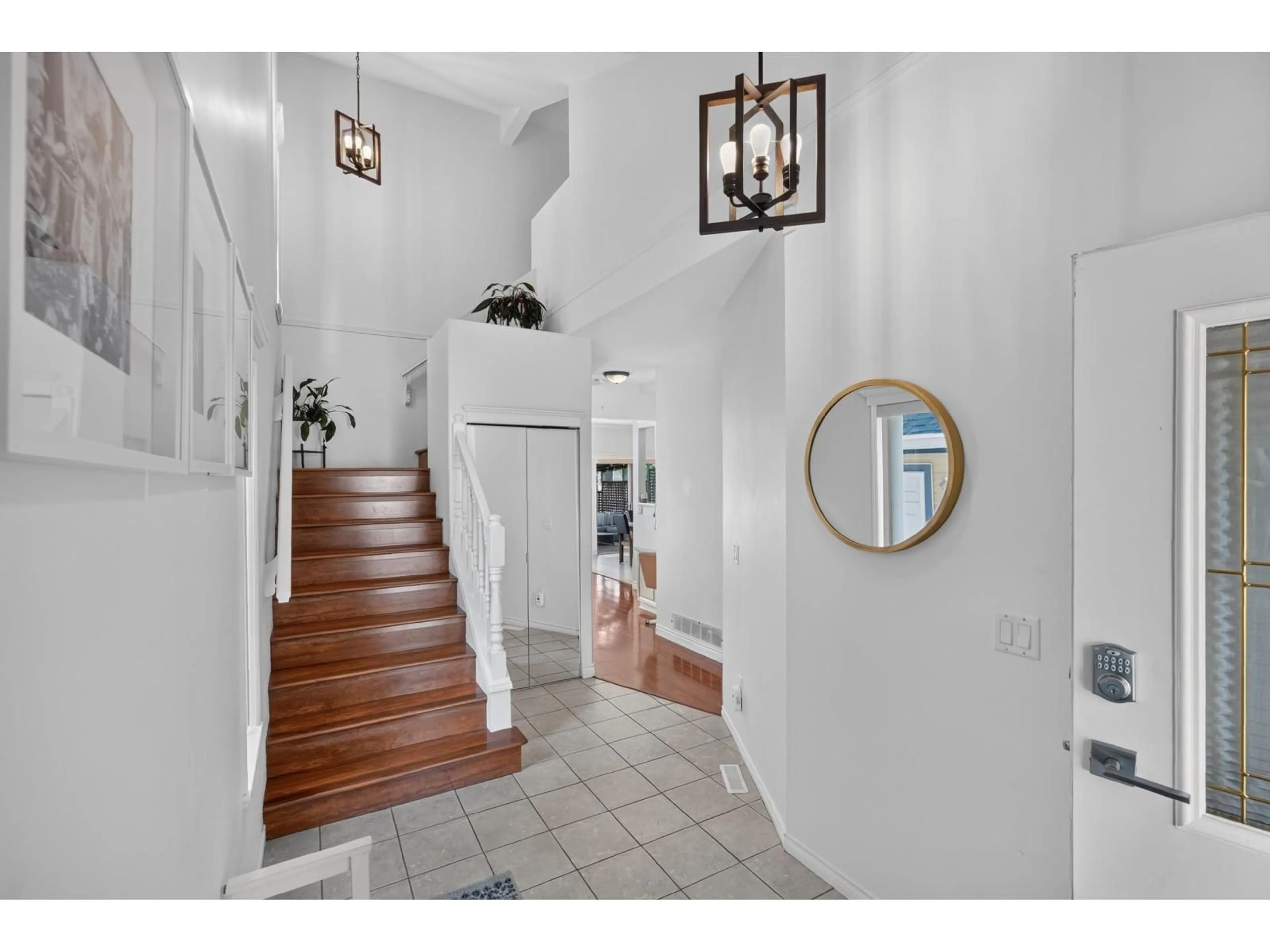 Indoor entryway for 19478 61 AVENUE, Surrey British Columbia V3S8Z6