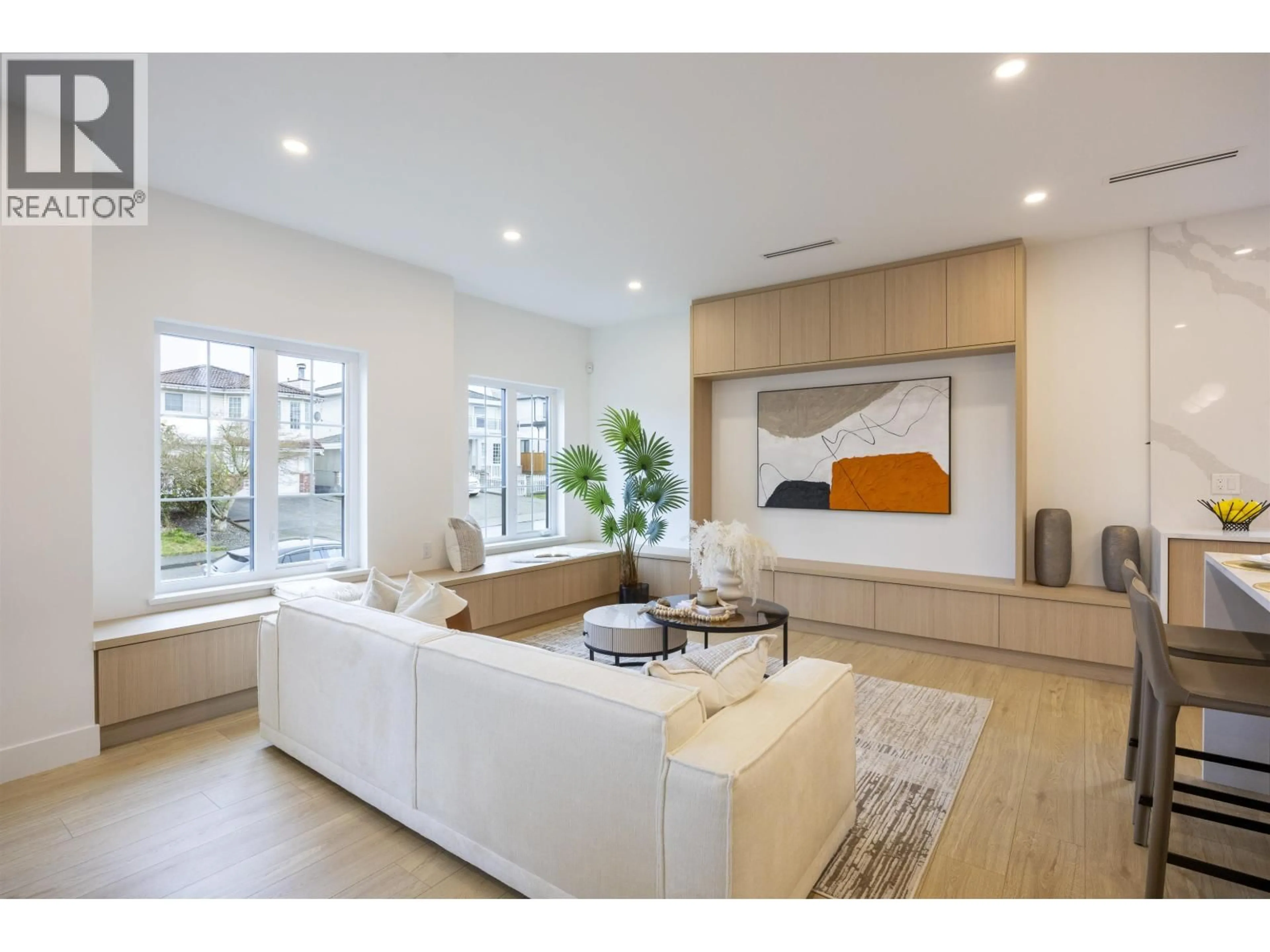 Living room with furniture, wood/laminate floor for 3 - 7353 12TH AVENUE, Burnaby British Columbia V3N2J8