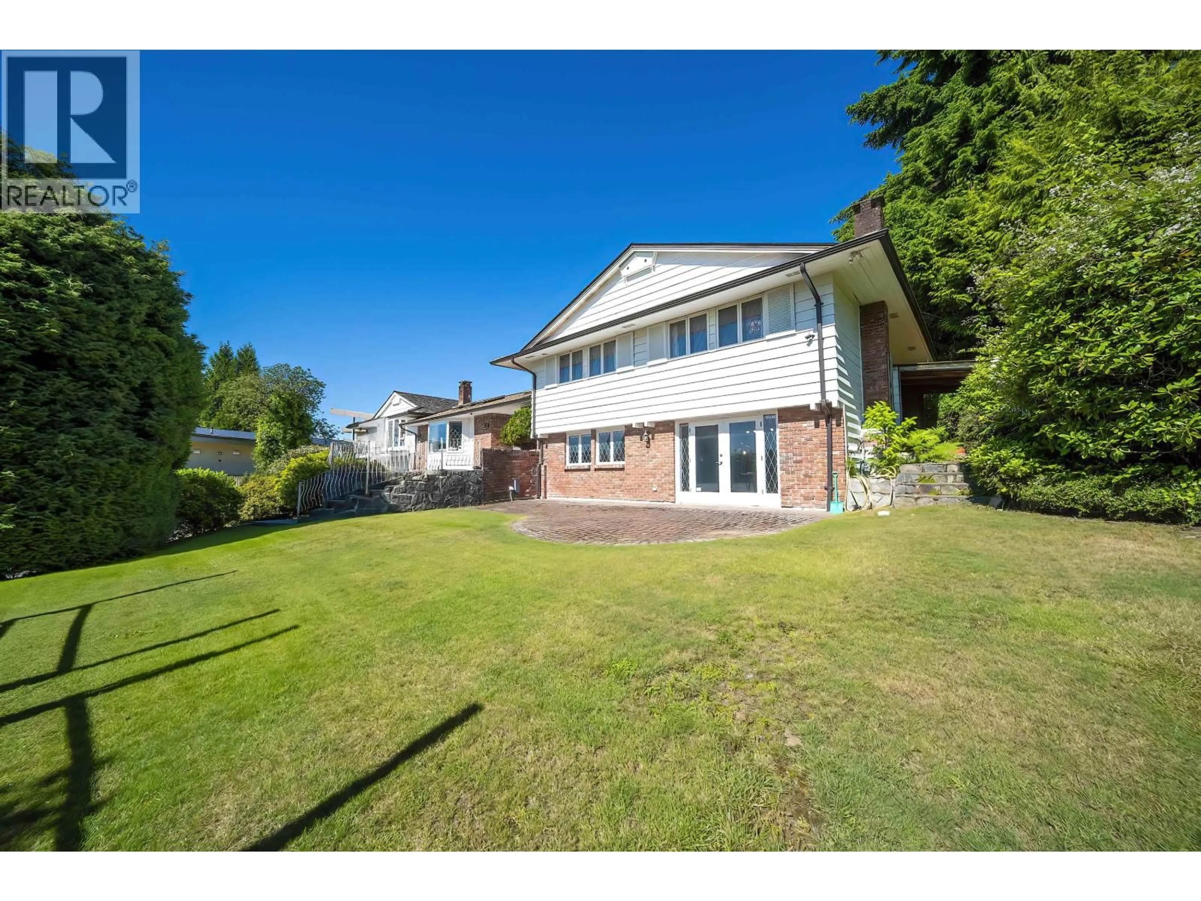 A pic from outside/outdoor area/front of a property/back of a property/a pic from drone, street for 685 KING GEORGES WAY, West Vancouver British Columbia V7S1S2