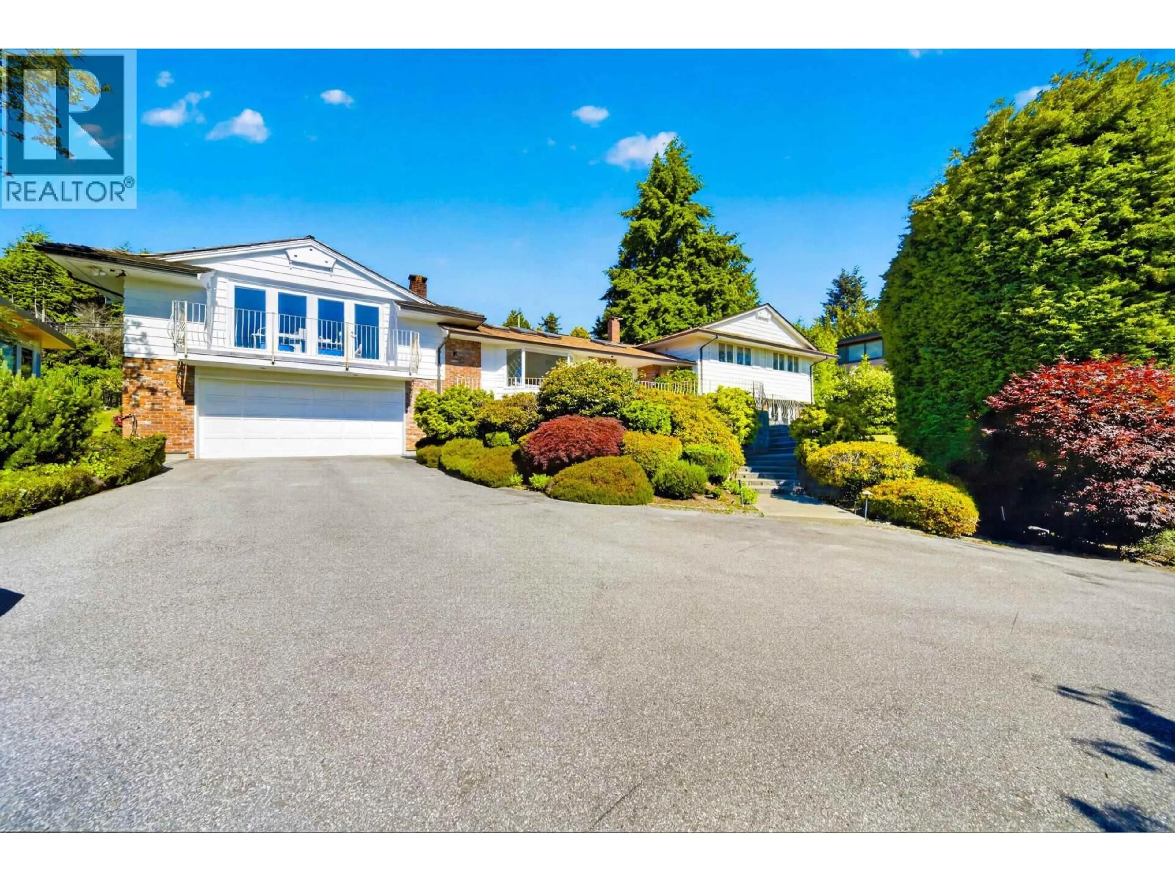 A pic from outside/outdoor area/front of a property/back of a property/a pic from drone, street for 685 KING GEORGES WAY, West Vancouver British Columbia V7S1S2