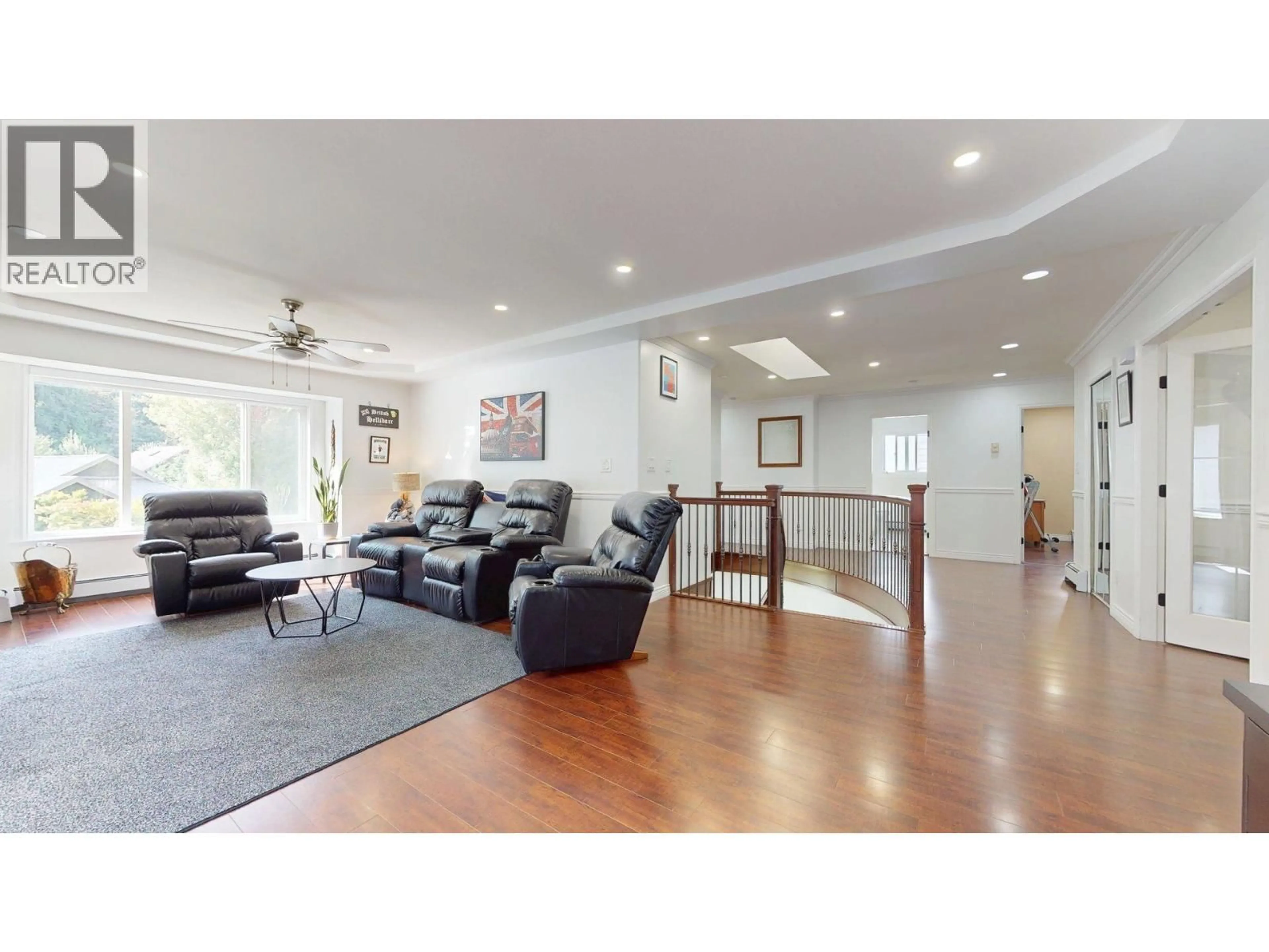 Living room with furniture, wood/laminate floor for 2015 BALSAM WAY, Squamish British Columbia V8B0W1