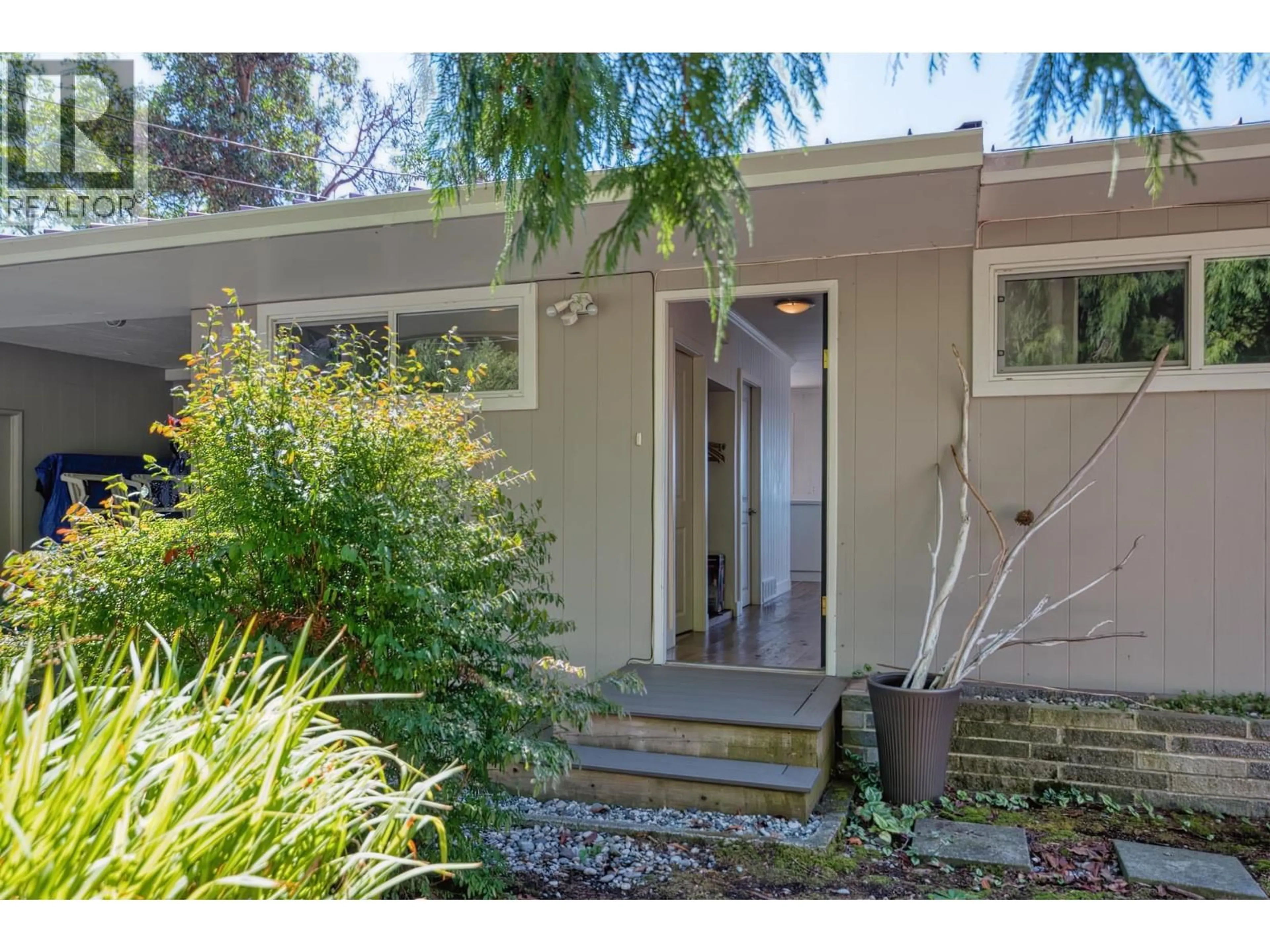 Indoor entryway for 6833 SUNSHINE COAST HIGHWAY, Sechelt British Columbia V7Z0T2