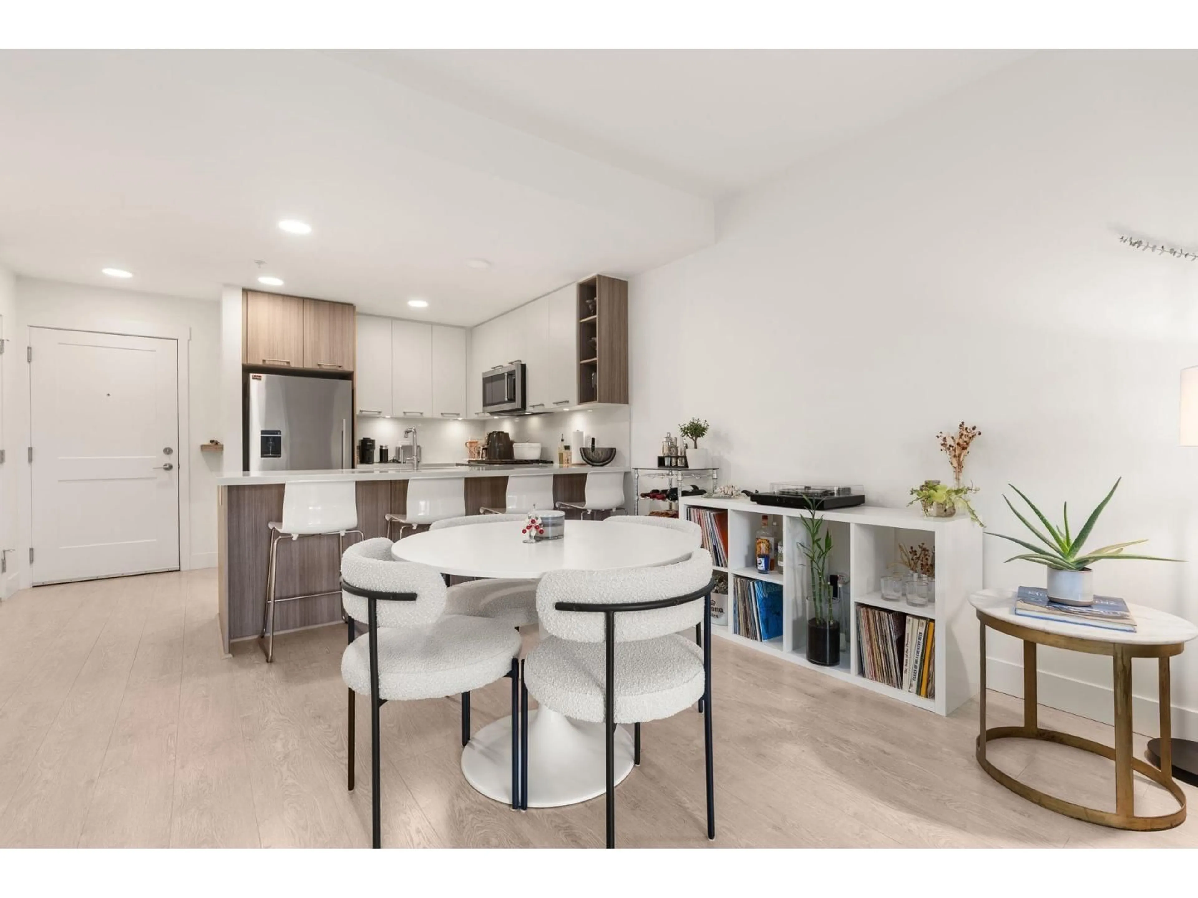 Open concept kitchen, unknown for 214 - 14022 NORTH BLUFF ROAD, White Rock British Columbia V4B3C3