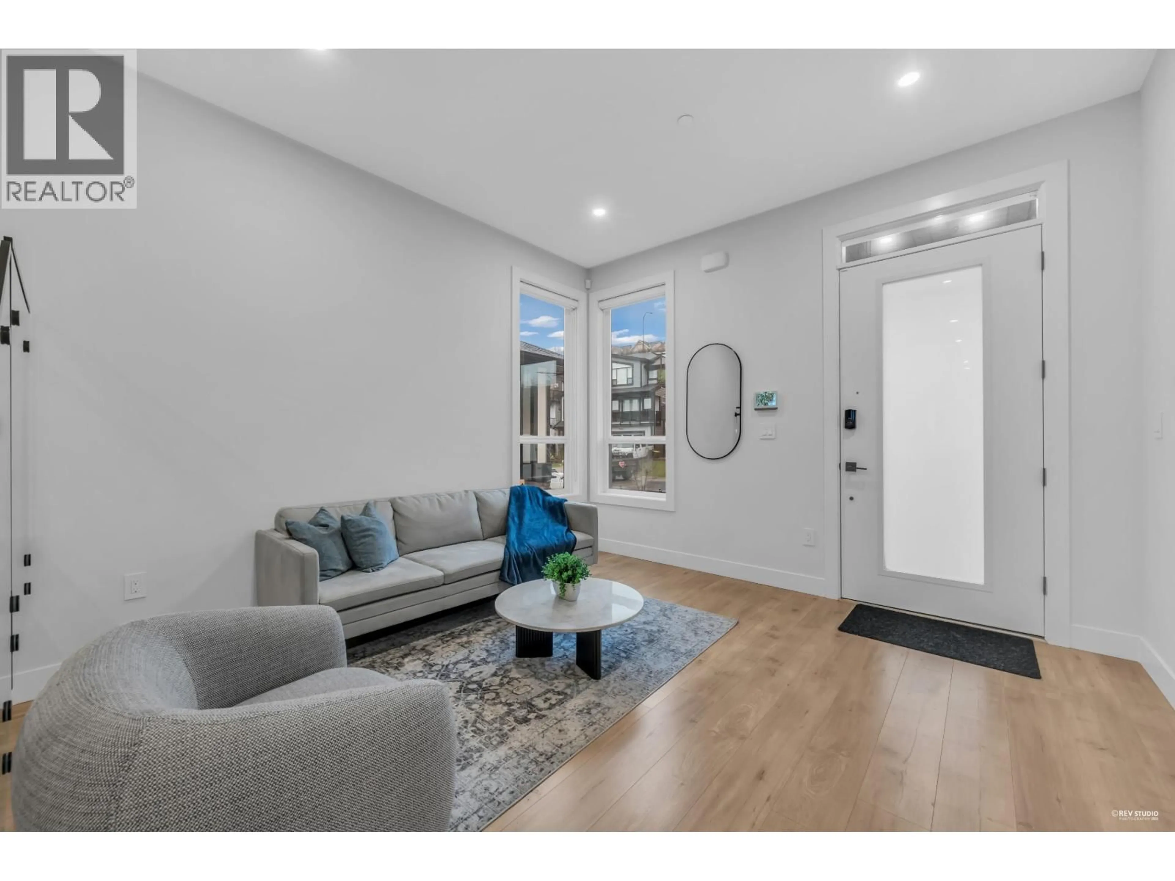 Indoor entryway for 10509 MCVEETY STREET, Maple Ridge British Columbia V2W0K3
