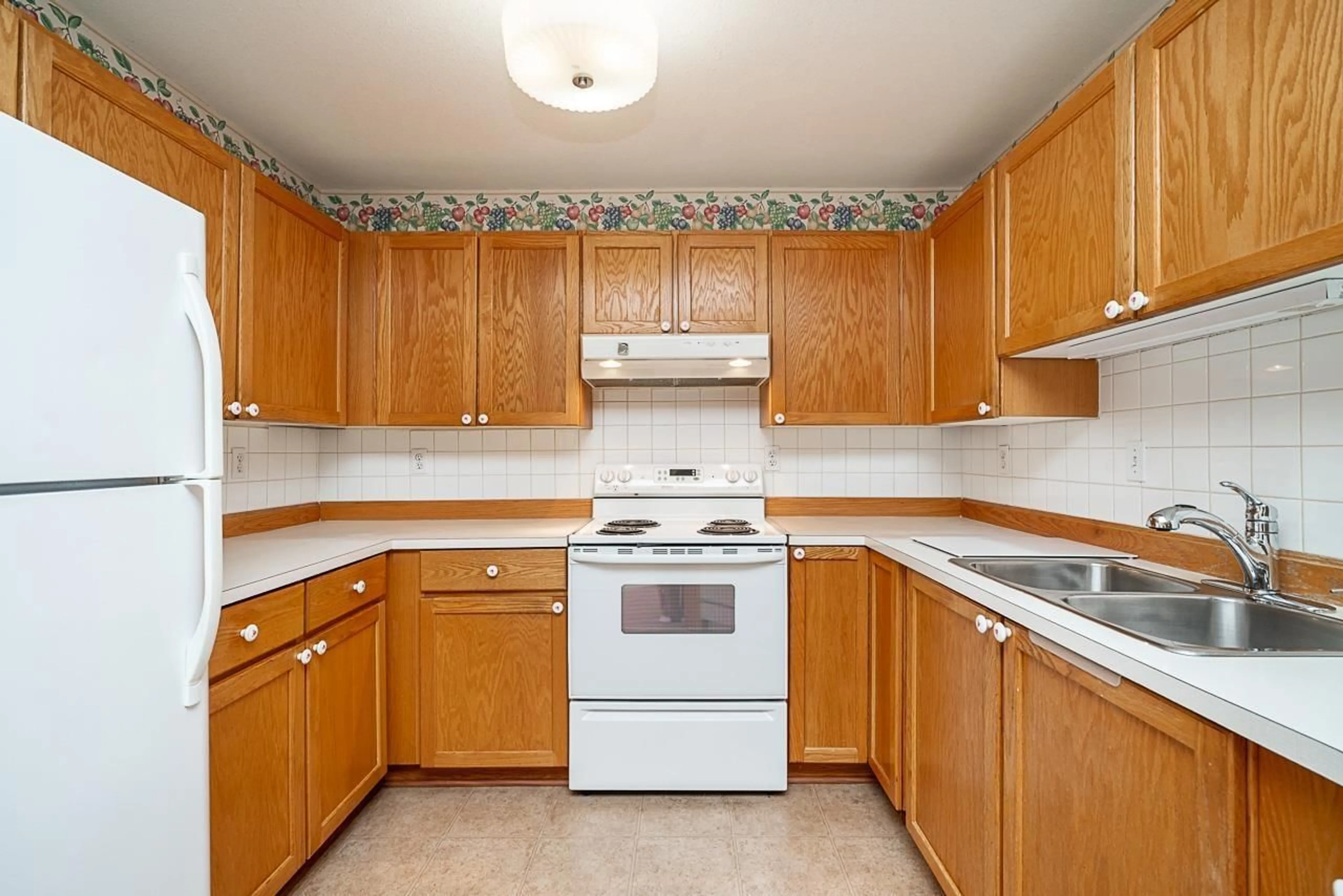 Standard kitchen, unknown for 102 - 17695 58 AVENUE, Surrey British Columbia V3S1L5