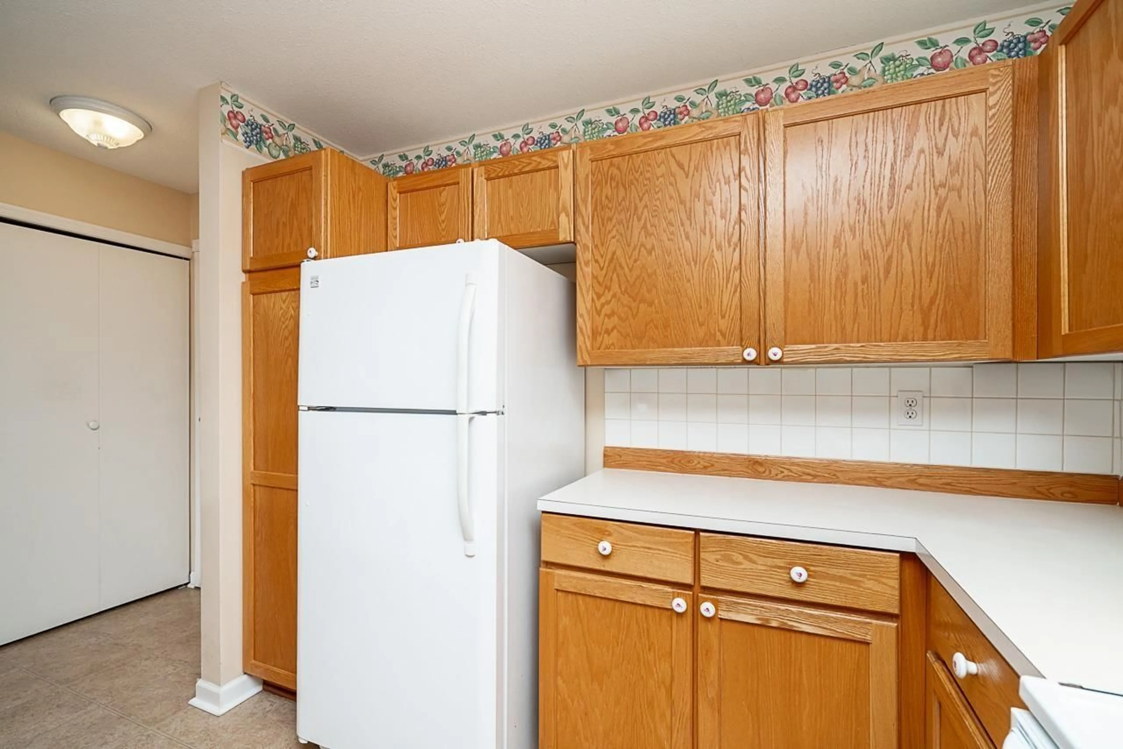 Standard kitchen, unknown for 102 - 17695 58 AVENUE, Surrey British Columbia V3S1L5