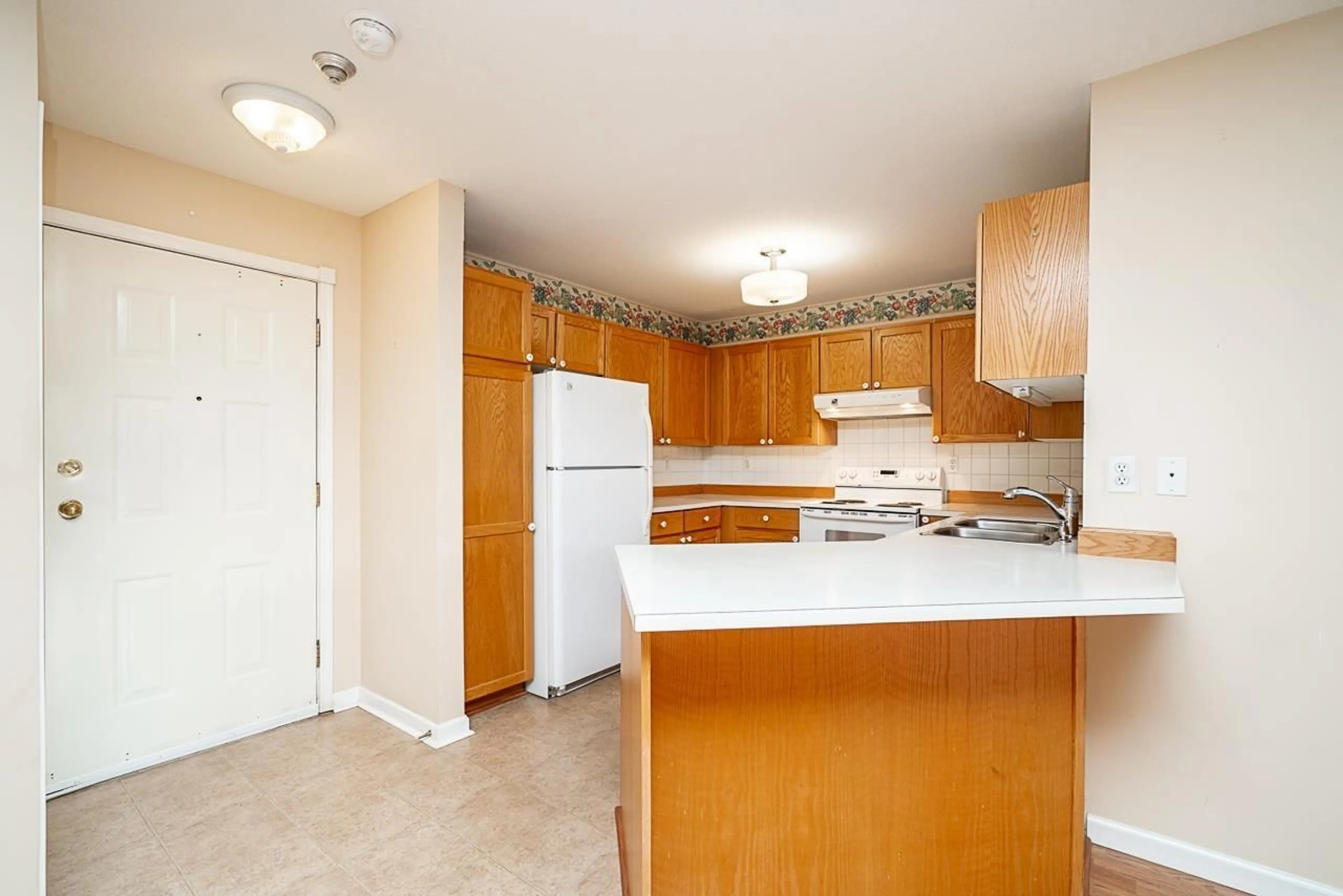 Standard kitchen, unknown for 102 - 17695 58 AVENUE, Surrey British Columbia V3S1L5