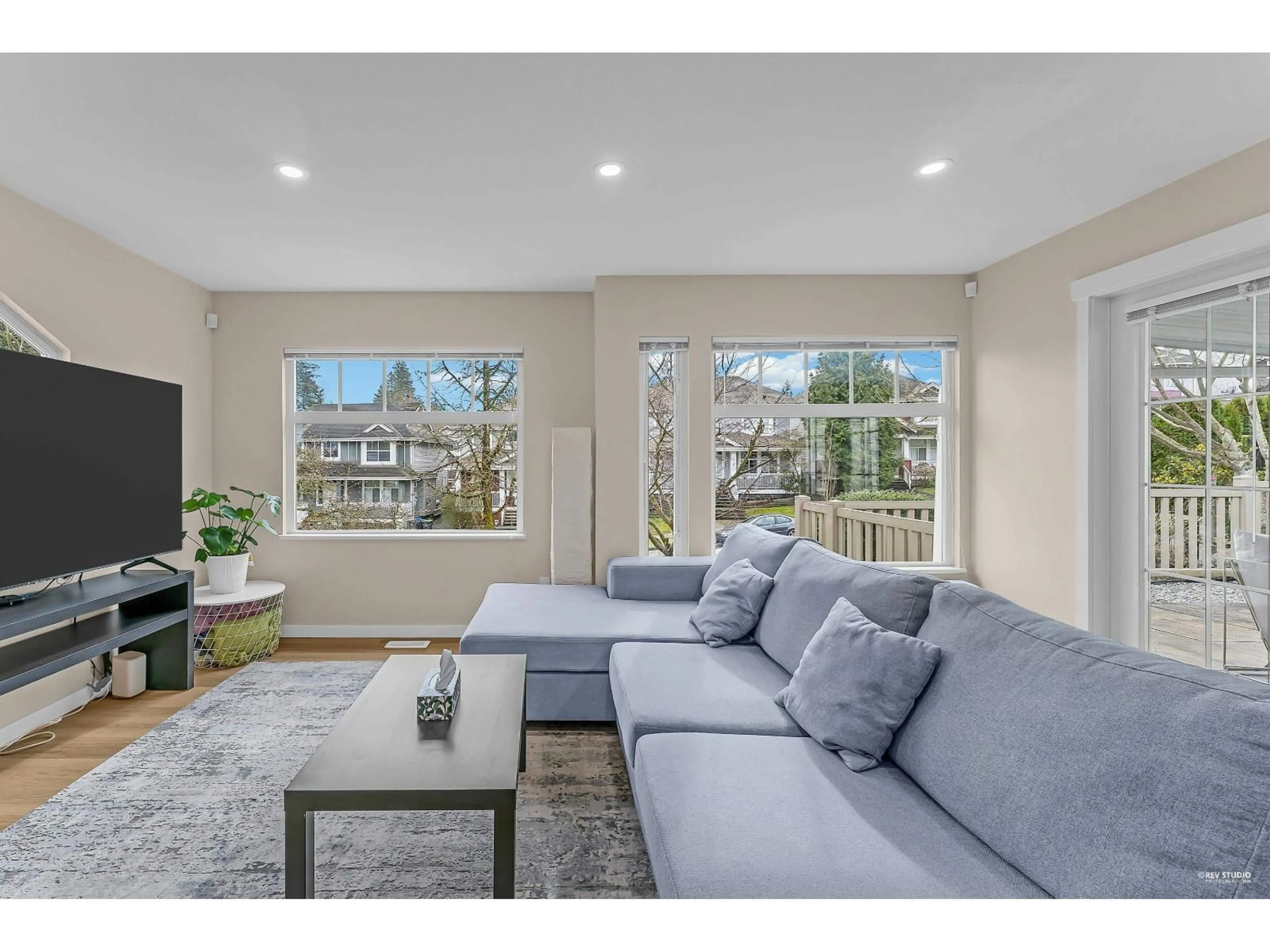 Living room with furniture, unknown for 21 - 15188 62A AVENUE, Surrey British Columbia V3S1W7