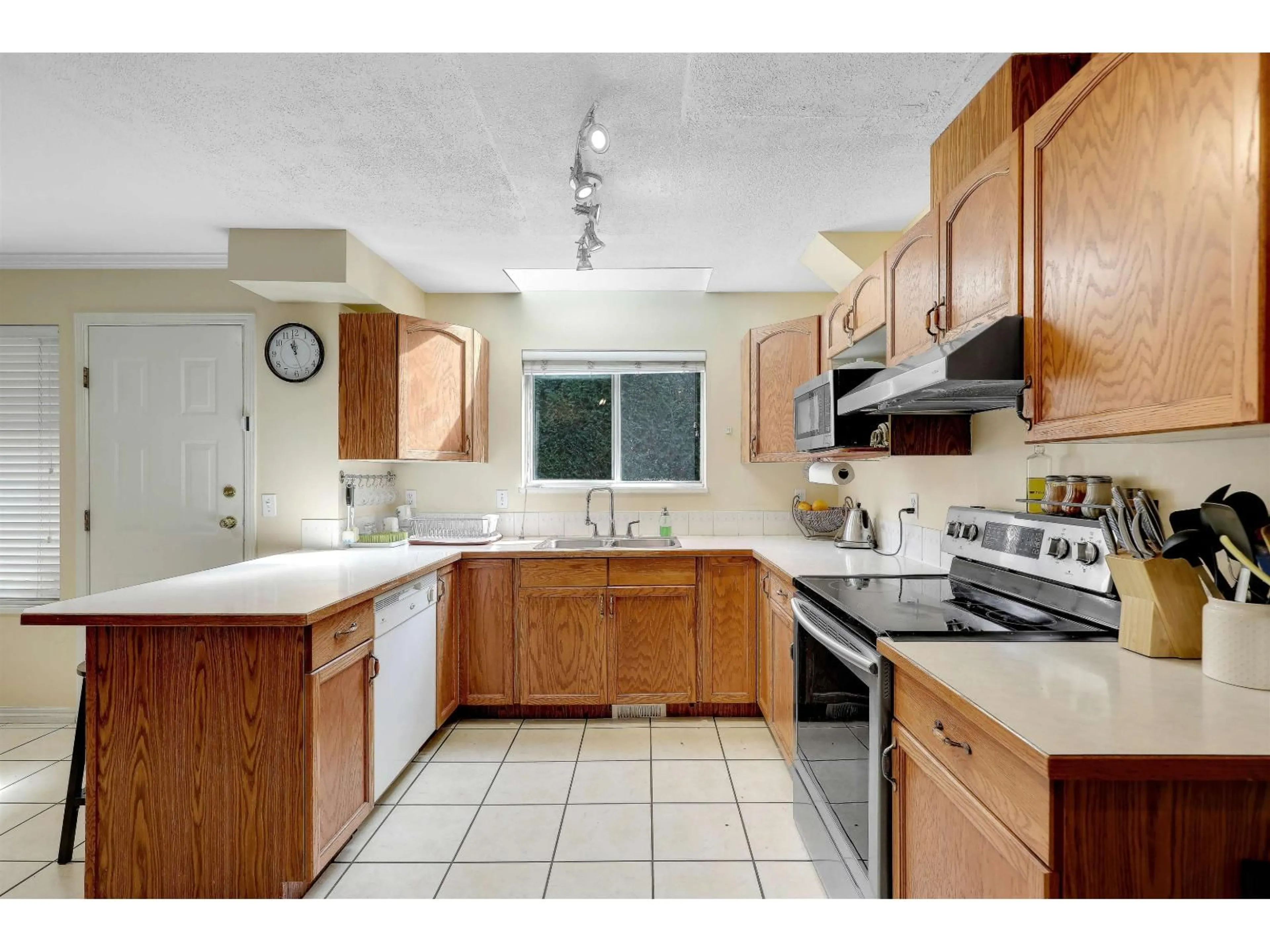 Standard kitchen, ceramic/tile floor for 116 - 15501 89A AVENUE, Surrey British Columbia V3R0Z5