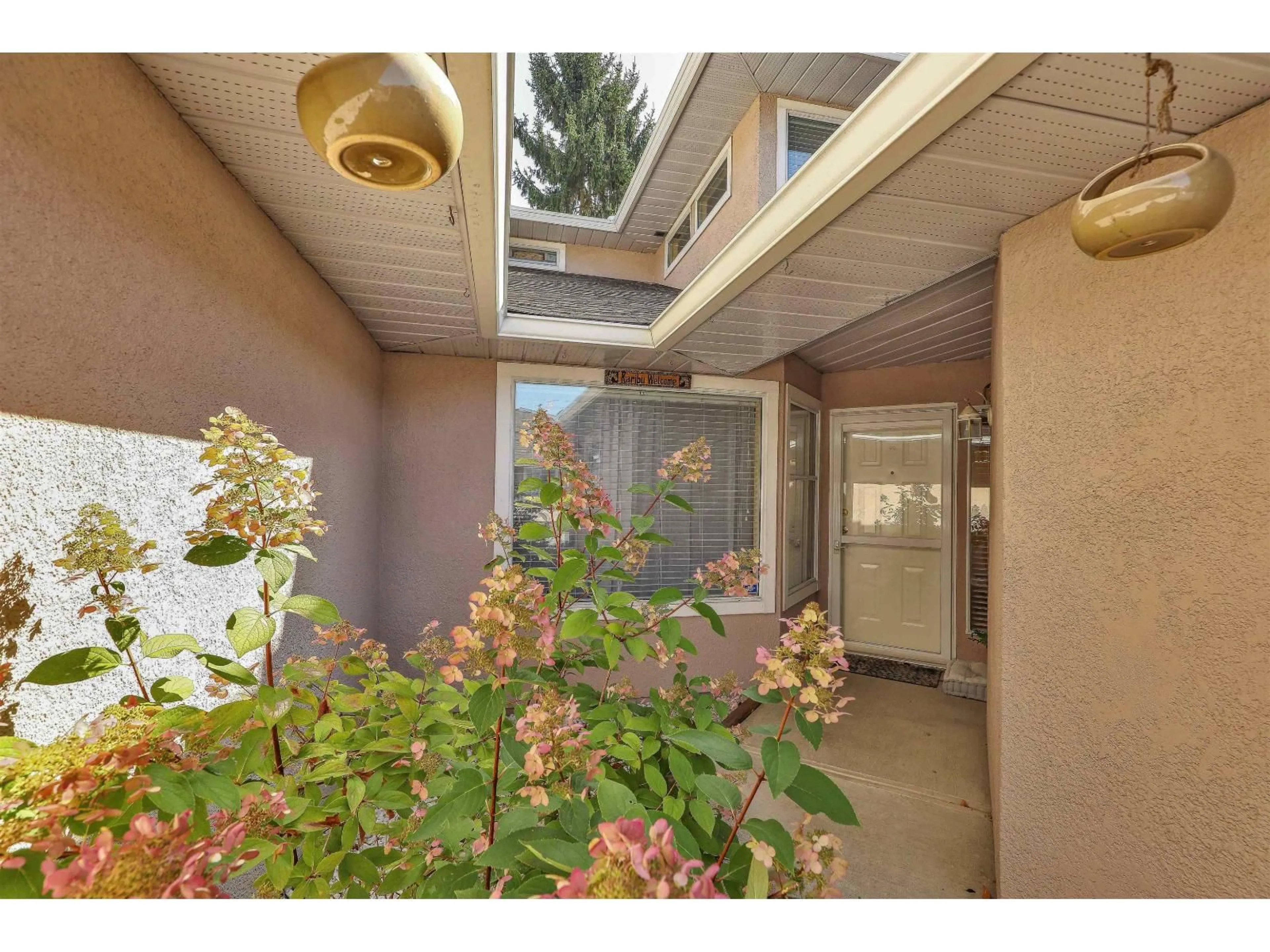 Indoor entryway for 116 - 15501 89A AVENUE, Surrey British Columbia V3R0Z5
