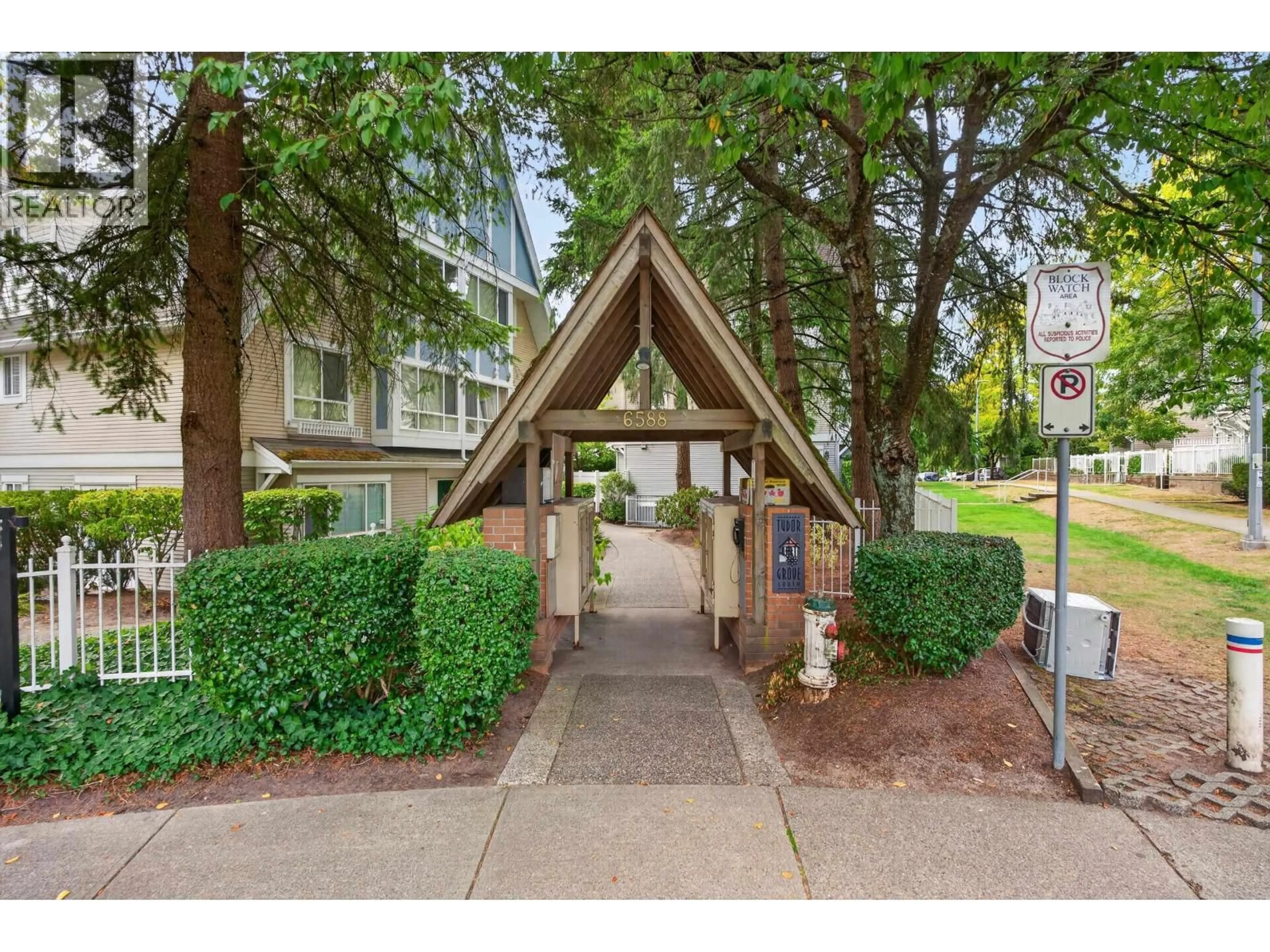 Indoor foyer for 20 - 6588 SOUTHOAKS CRESCENT, Burnaby British Columbia V5E4K1