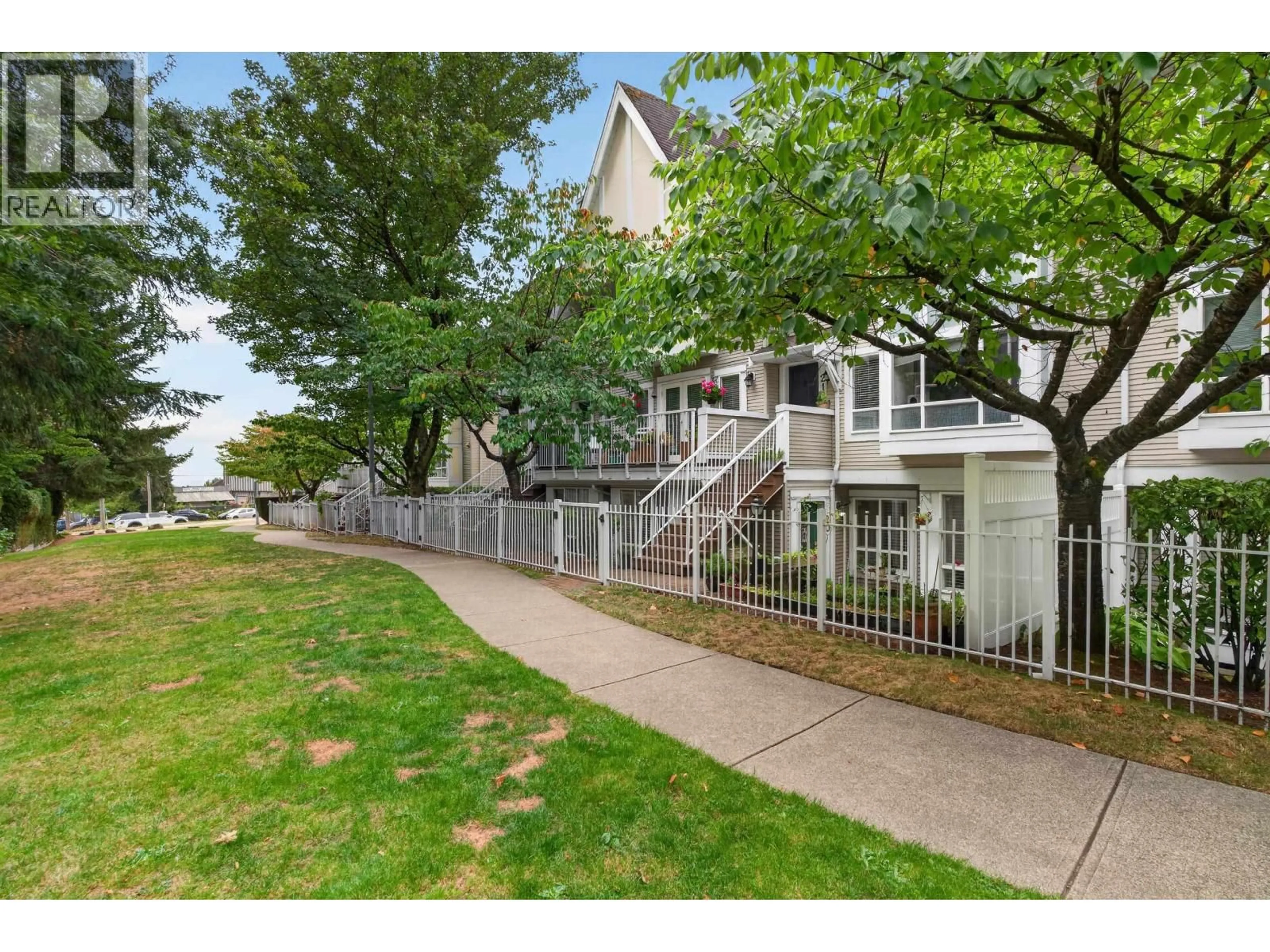 A pic from outside/outdoor area/front of a property/back of a property/a pic from drone, unknown for 20 - 6588 SOUTHOAKS CRESCENT, Burnaby British Columbia V5E4K1