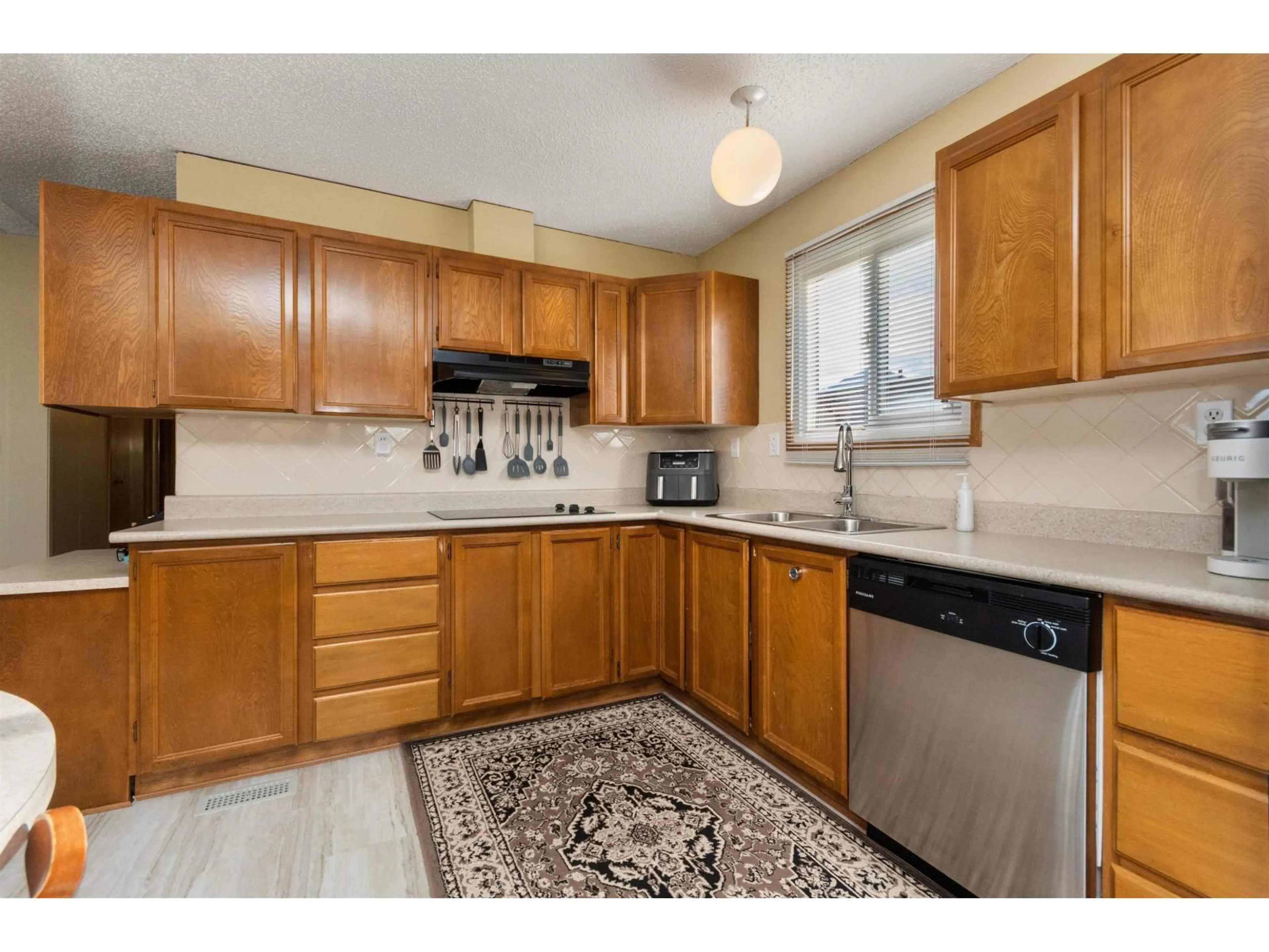 Standard kitchen, unknown for 137 - 6338 VEDDER ROAD, Chilliwack British Columbia V2R3R4