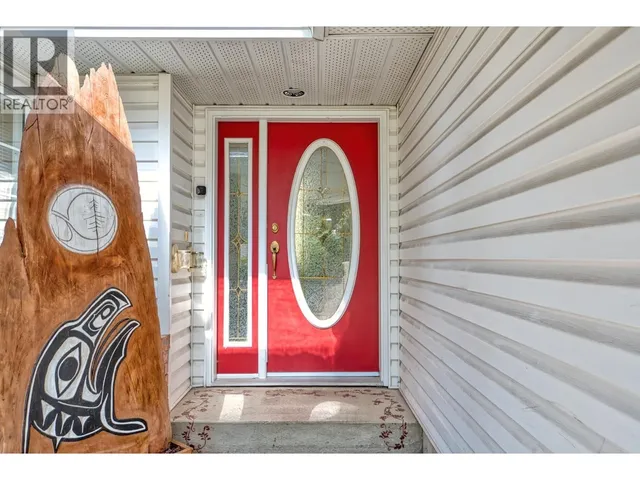 5818 TRAIL AVENUE, Sechelt 2