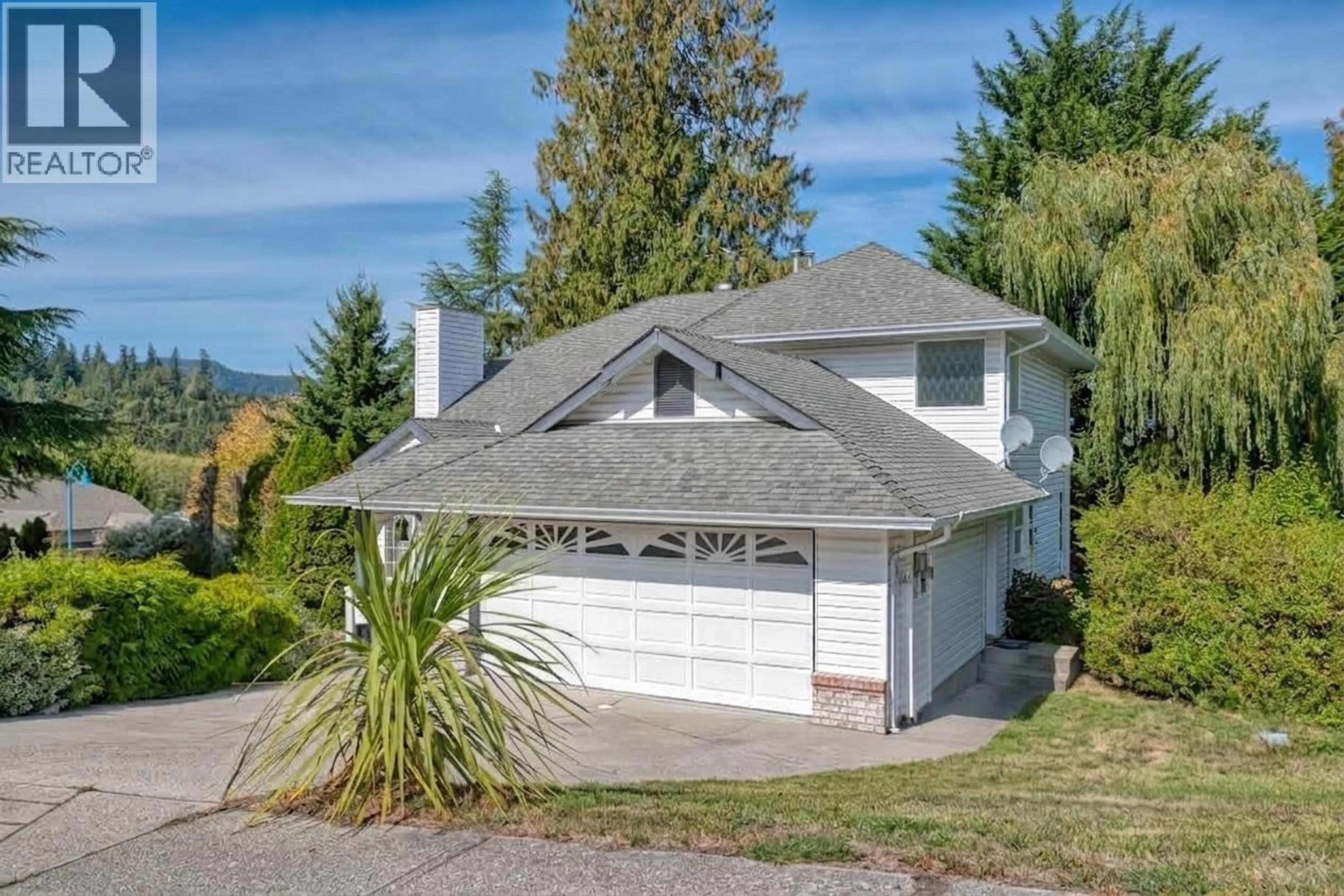 Home with vinyl exterior material, street for 5818 TRAIL AVENUE, Sechelt British Columbia V7Z0L9