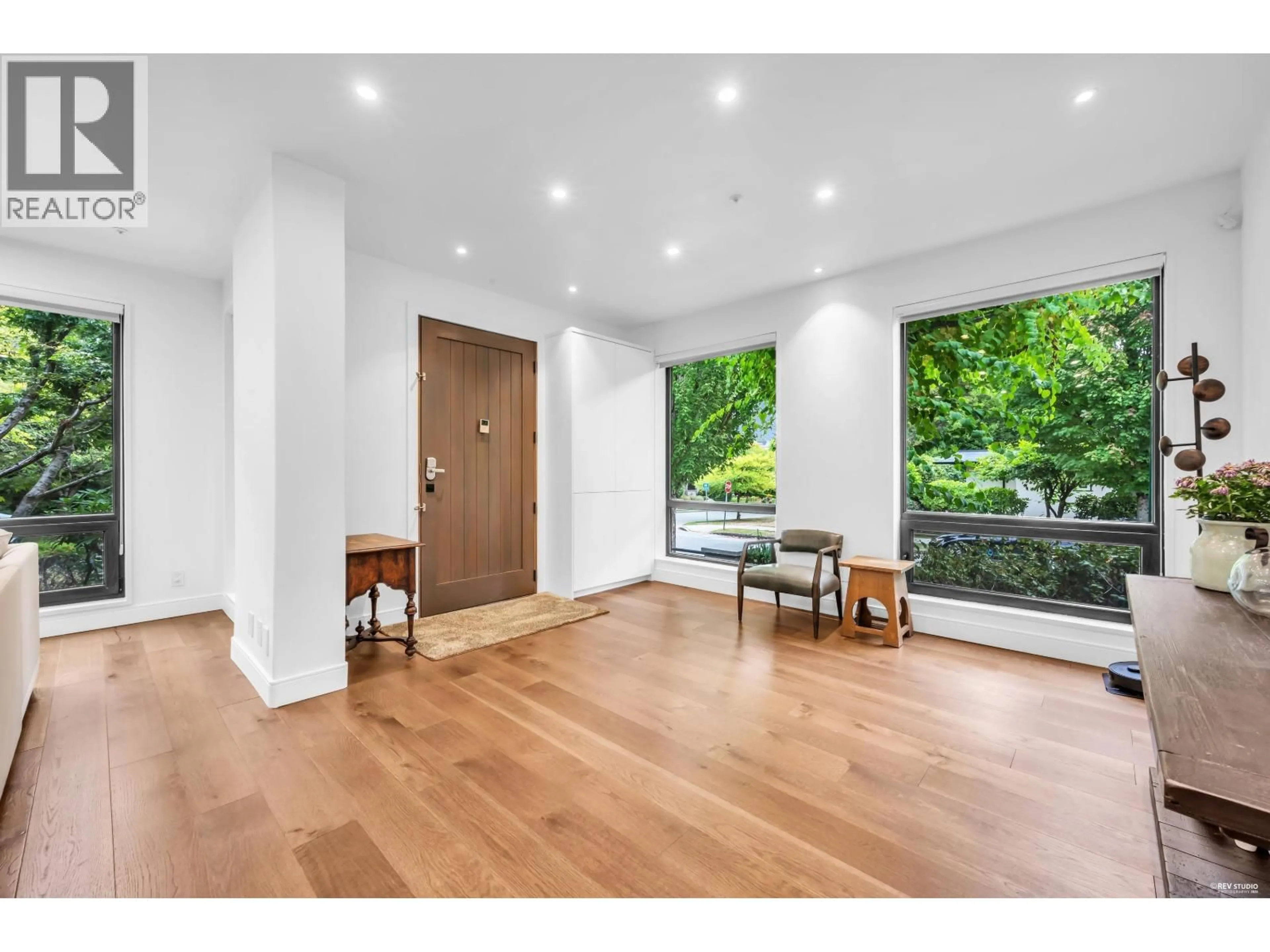 Indoor entryway for 1112 W 38TH AVENUE, Vancouver British Columbia V6M1P9