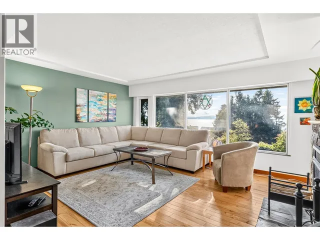 4735 LAUREL AVENUE, Sechelt 3