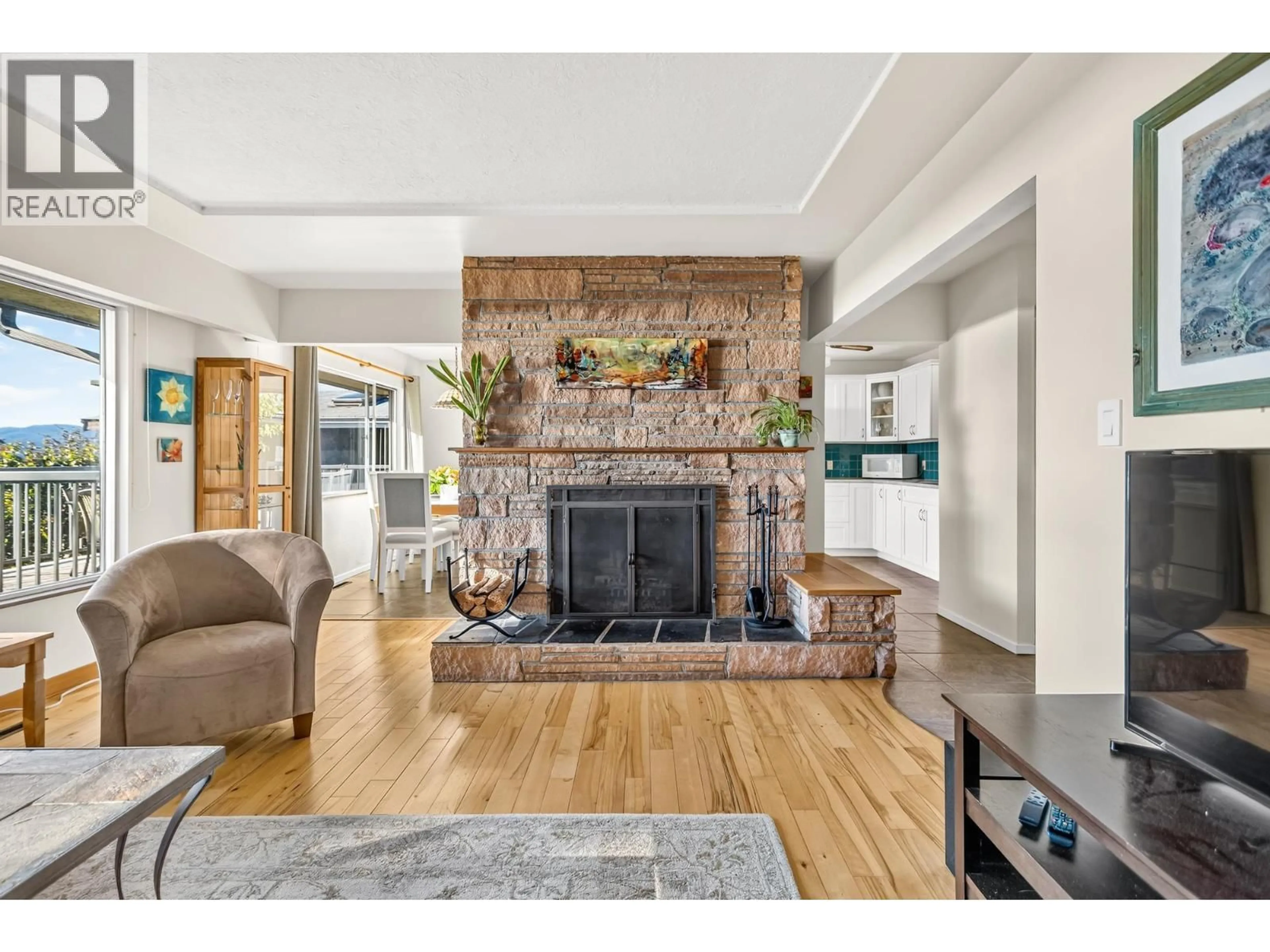 Living room with furniture, unknown for 4735 LAUREL AVENUE, Sechelt British Columbia V7Z0B4