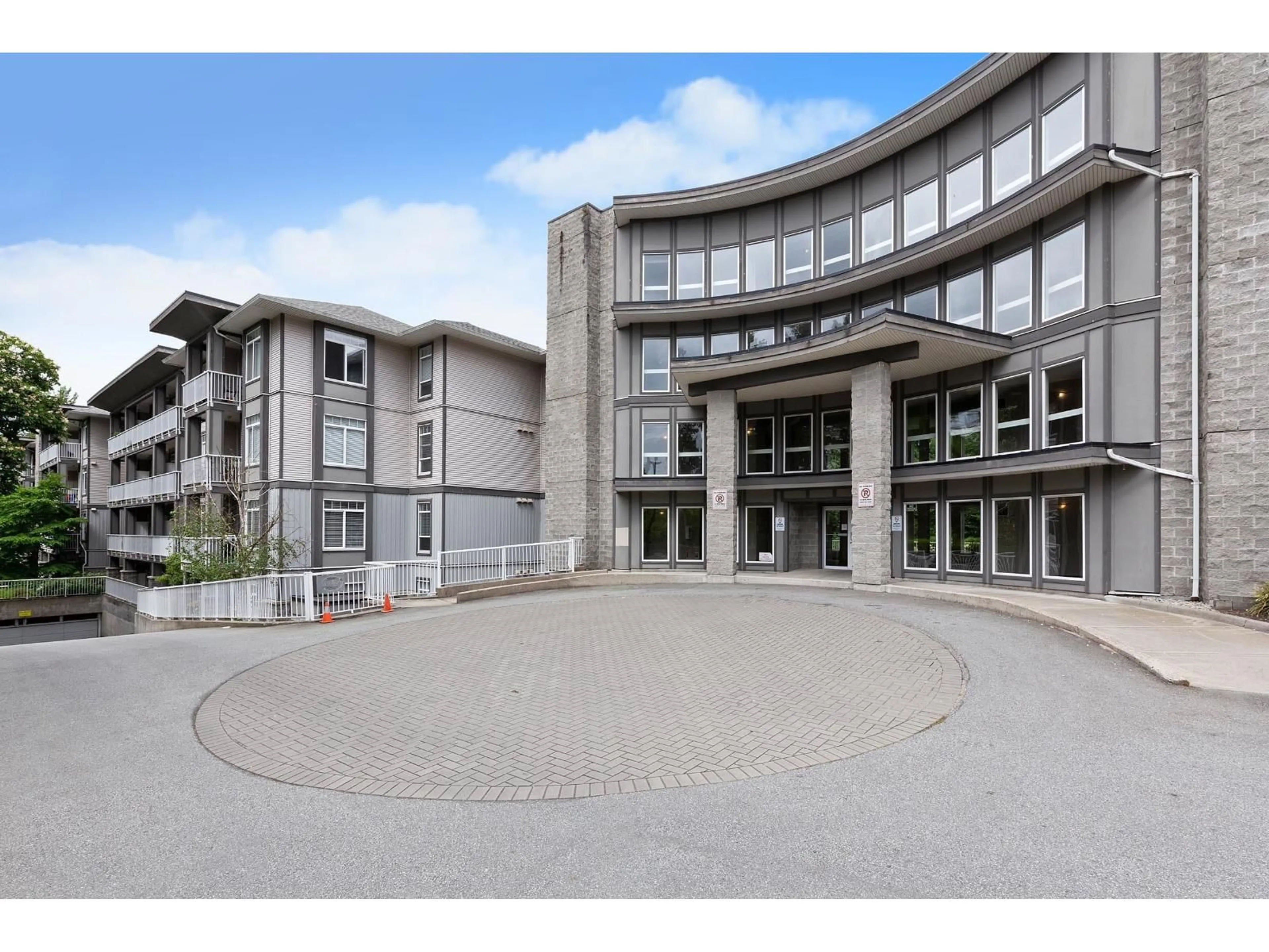 Indoor foyer for 202 - 13277 108 AVENUE, Surrey British Columbia V3T0A9